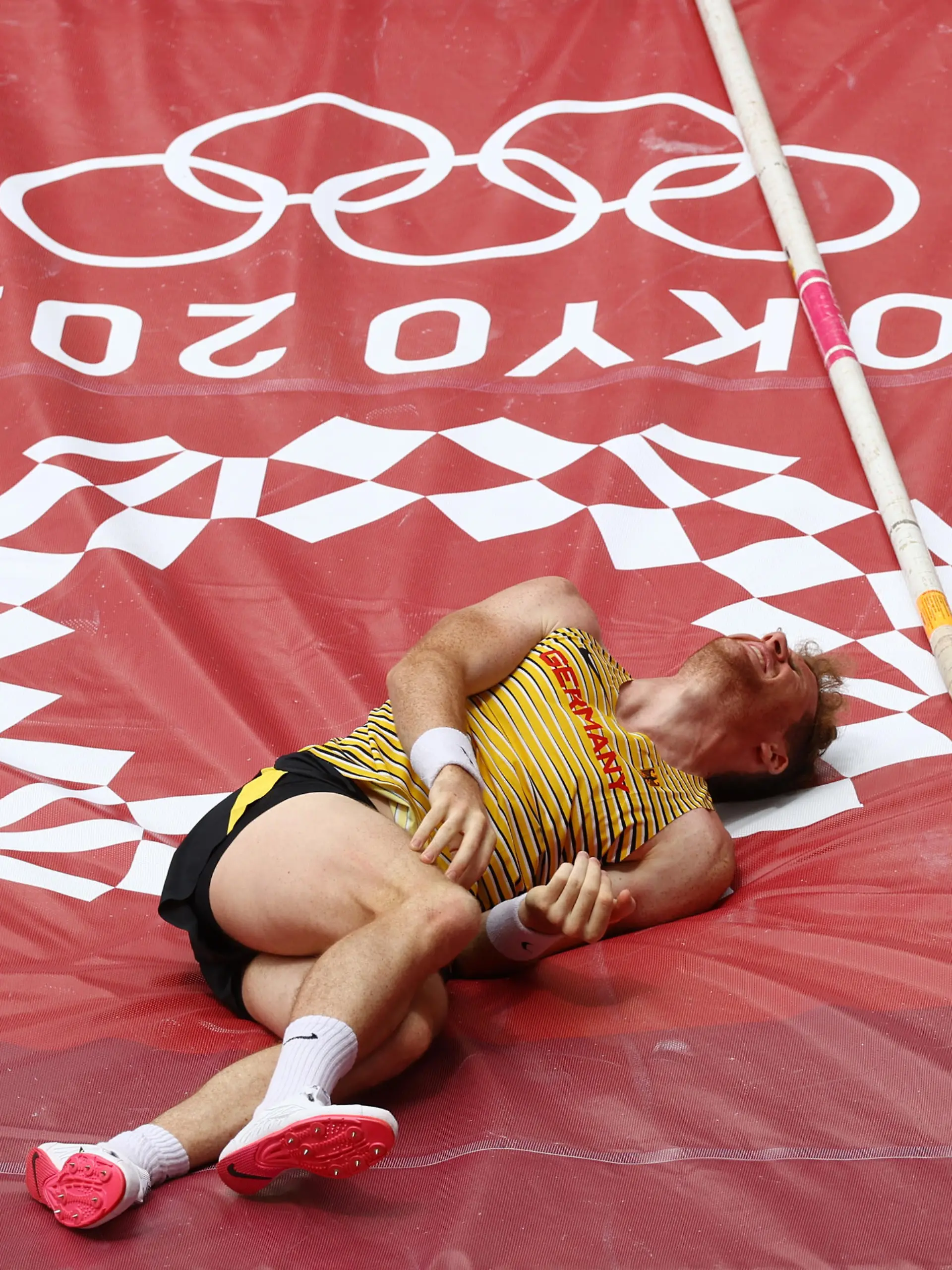 Tokyo 2020 Olympics - Athletics - Men's Pole Vault - Qualification - OLS - Olympic Stadium, Tokyo, Japan - July 31, 2021. Torben Blech of Germany reacts after sustaining an injury REUTERS/Kai Pfaffenbach