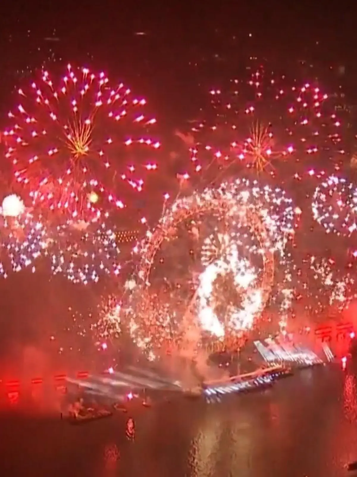 Bild zu: "Silvester-Bilder 2025! So feierten die Welt das neue Jahr"