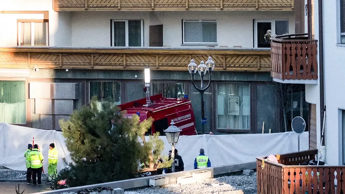 Einsatzkräfte an der Unglücksstelle im Wallis