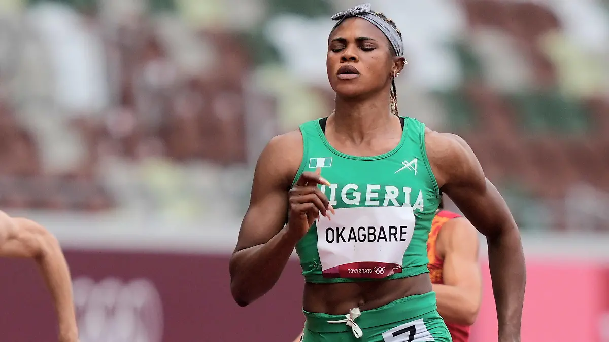 30.07.2021, Japan, Tokio: Leichtathletik: Olympia, Vorkampf, 100 m, Frauen, Vorläufe, Olympic Stadium.
Blessing Okagbare (r) aus Nigeria in Aktion. Foto: Martin Meissner/AP/dpa +++ dpa-Bildfunk +++