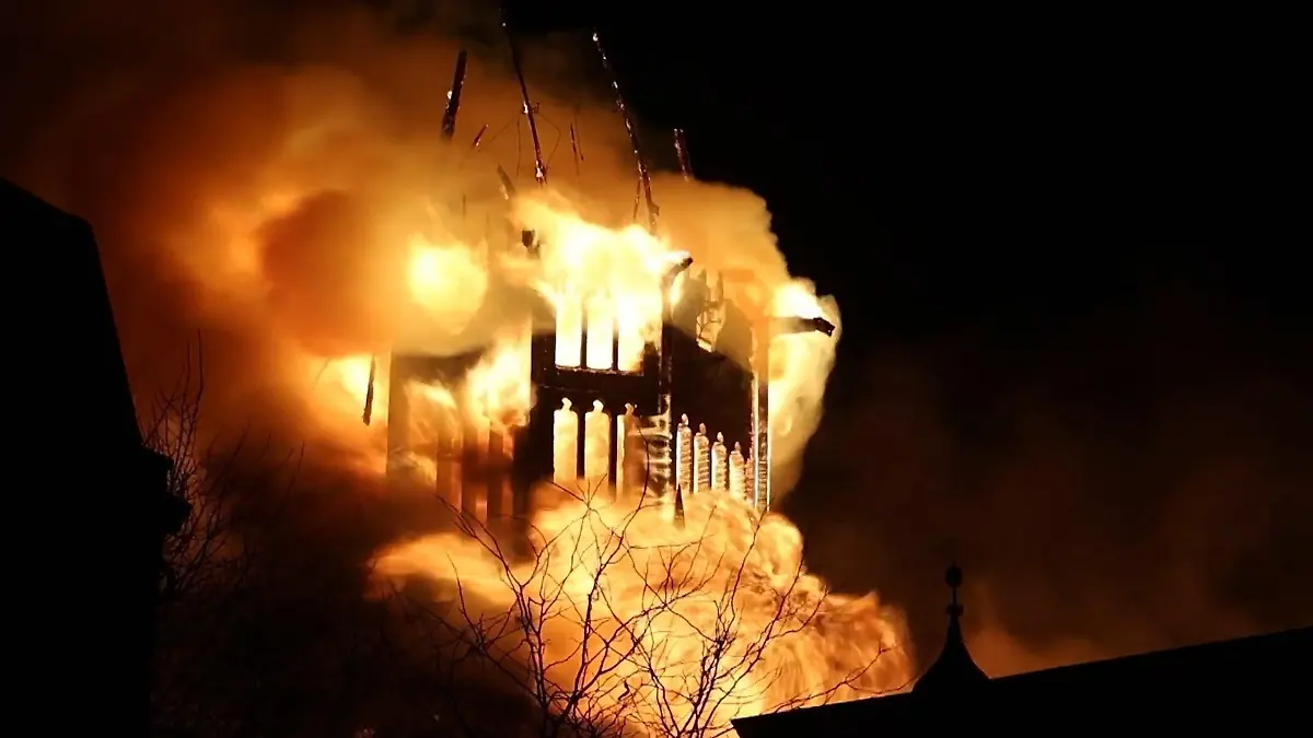Kirchturm eingestürzt! Feuer zerstört Vondelkirche von Amsterdam Brand in der Silvesternacht
