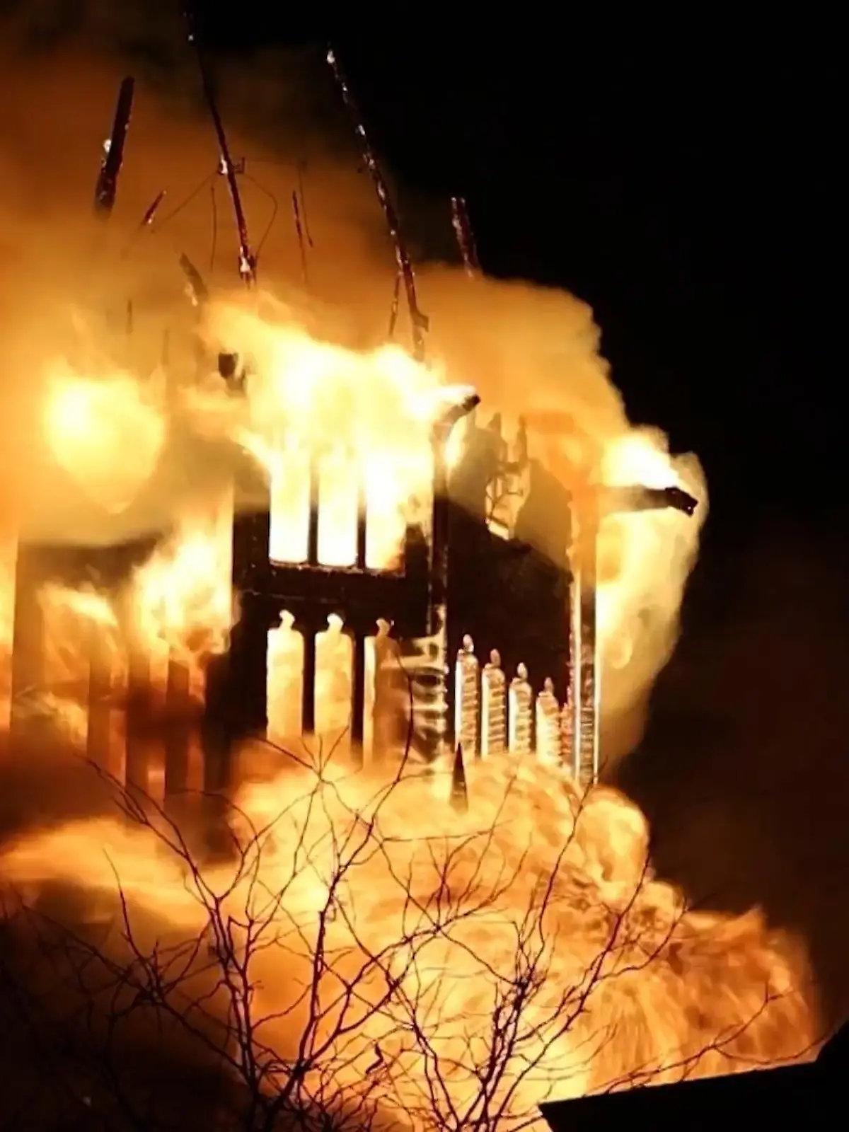 Bild zu: "Kirchturm eingestürzt! Feuer zerstört Vondelkirche von Amsterdam"