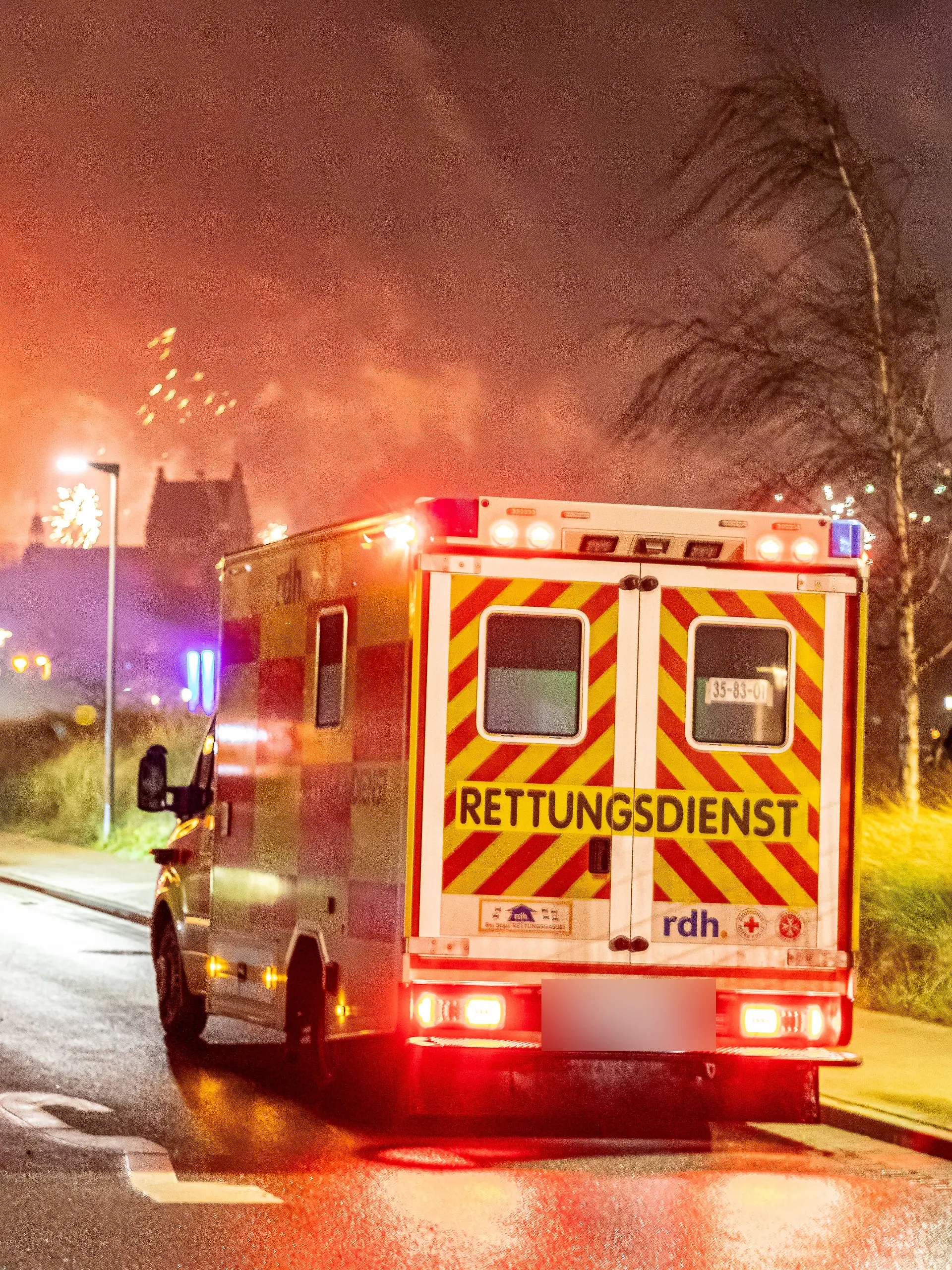 Raketen fliegen in der Silvesternacht über Heiligenhafen, um das Neue Jahr einzuläuten. Vor allem am Binnensee versammel