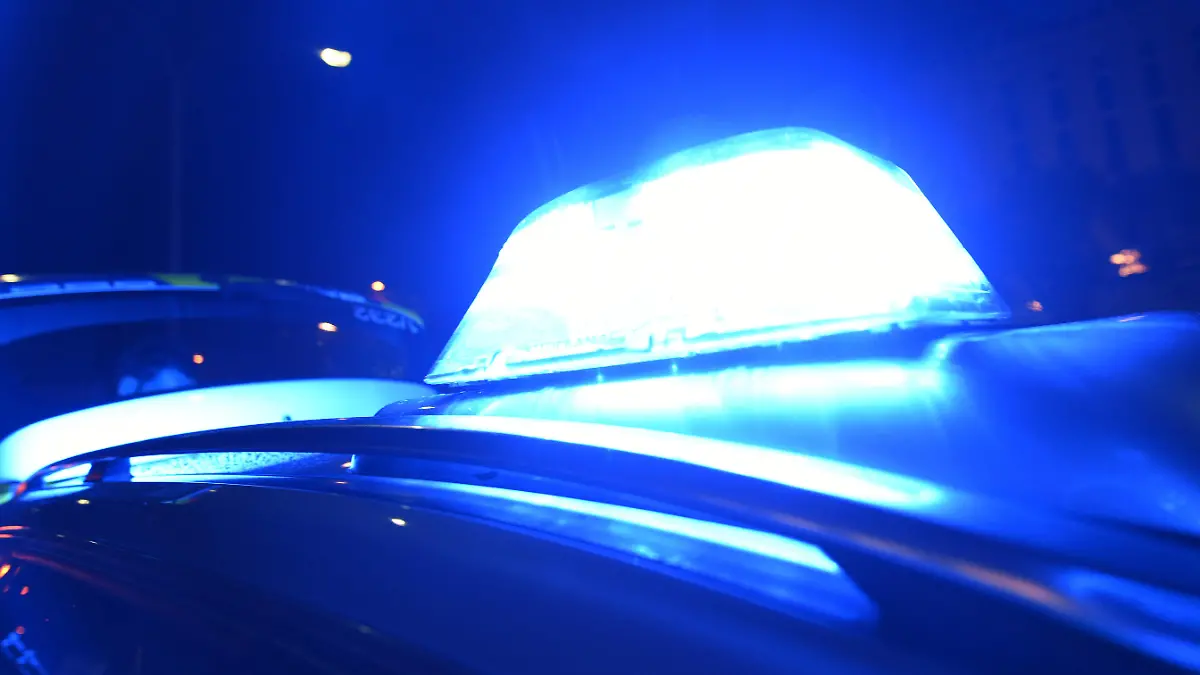 ARCHIV - ILLUSTRATION - Das Blaulicht eines Polizeifahrzeuges ist am 22.06.2015 in Freiburg (Baden-Württemberg) zu sehen. (zu dpa «Zwei Leichen in Emmendingen gefunden - Hintergründe unklar» vom 17.03.2017) Foto: Patrick Seeger/dpa +++(c) dpa - Bildfunk+++
