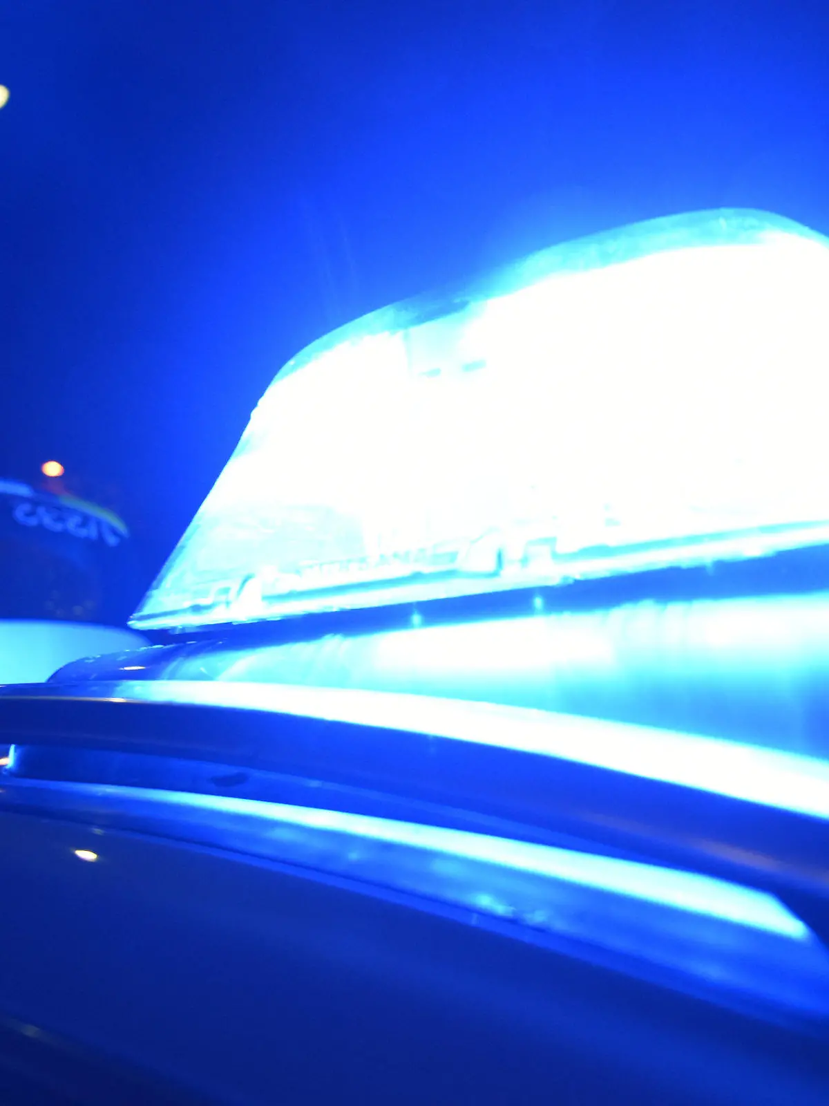 ARCHIV - ILLUSTRATION - Das Blaulicht eines Polizeifahrzeuges ist am 22.06.2015 in Freiburg (Baden-Württemberg) zu sehen. (zu dpa «Zwei Leichen in Emmendingen gefunden - Hintergründe unklar» vom 17.03.2017) Foto: Patrick Seeger/dpa +++(c) dpa - Bildfunk+++