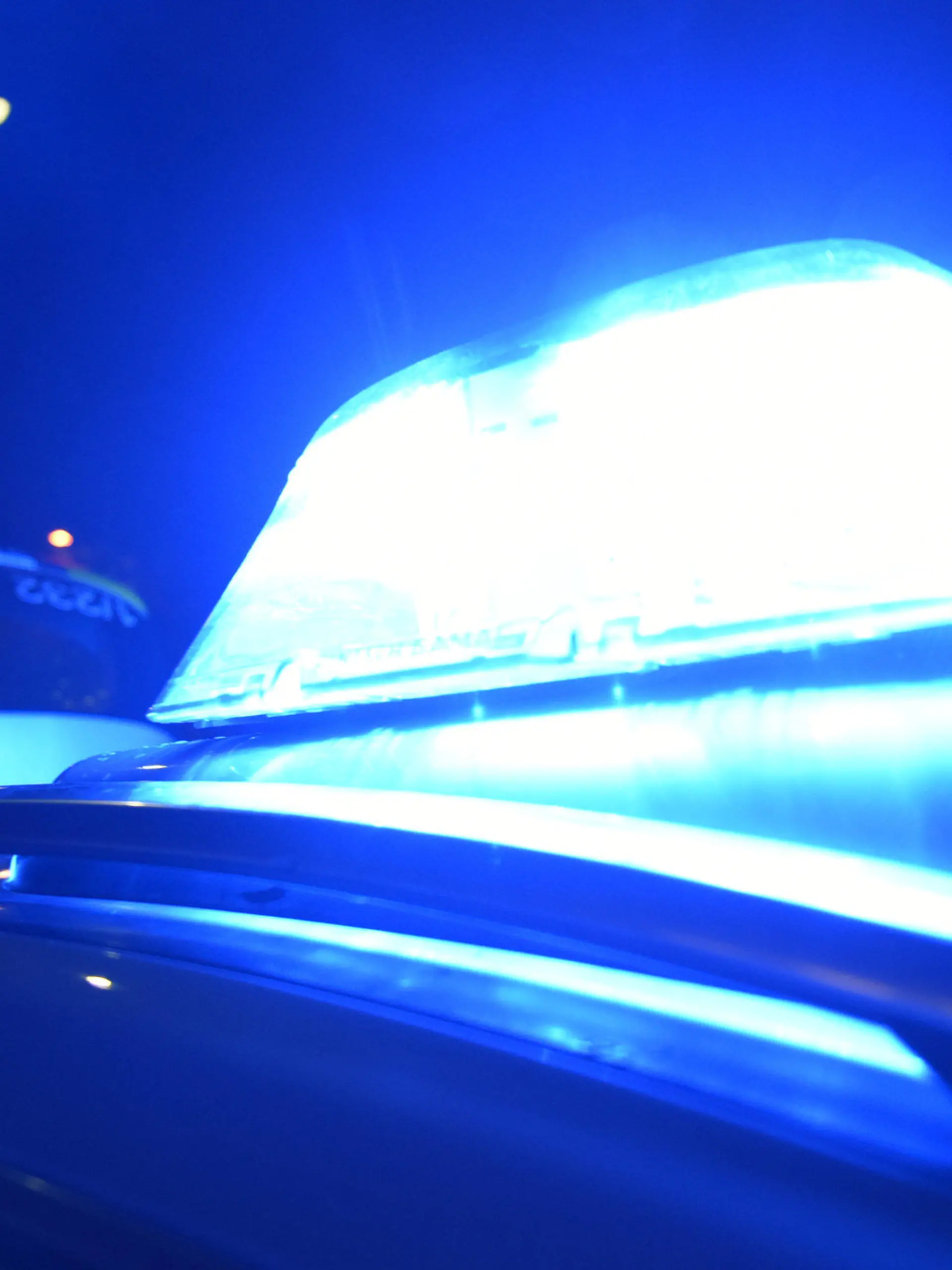 ARCHIV - ILLUSTRATION - Das Blaulicht eines Polizeifahrzeuges ist am 22.06.2015 in Freiburg (Baden-Württemberg) zu sehen. (zu dpa «Zwei Leichen in Emmendingen gefunden - Hintergründe unklar» vom 17.03.2017) Foto: Patrick Seeger/dpa +++(c) dpa - Bildfunk+++