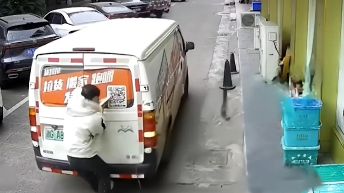 China-Van-erfasst-jungen-Mann-Fahrer-bemerkt-nichts