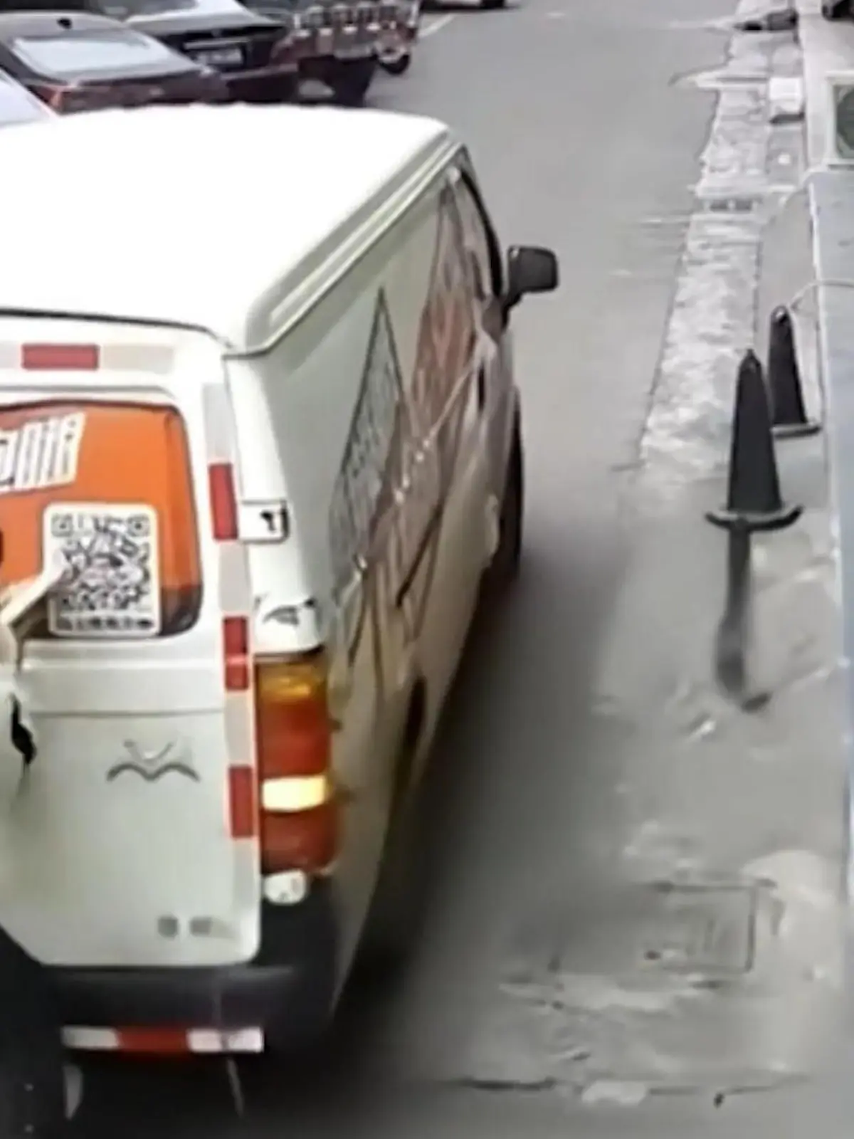 Bild zu: "Plötzlich in Lebensgefahr! Van erfasst jungen Mann – Fahrer bemerkt nichts"