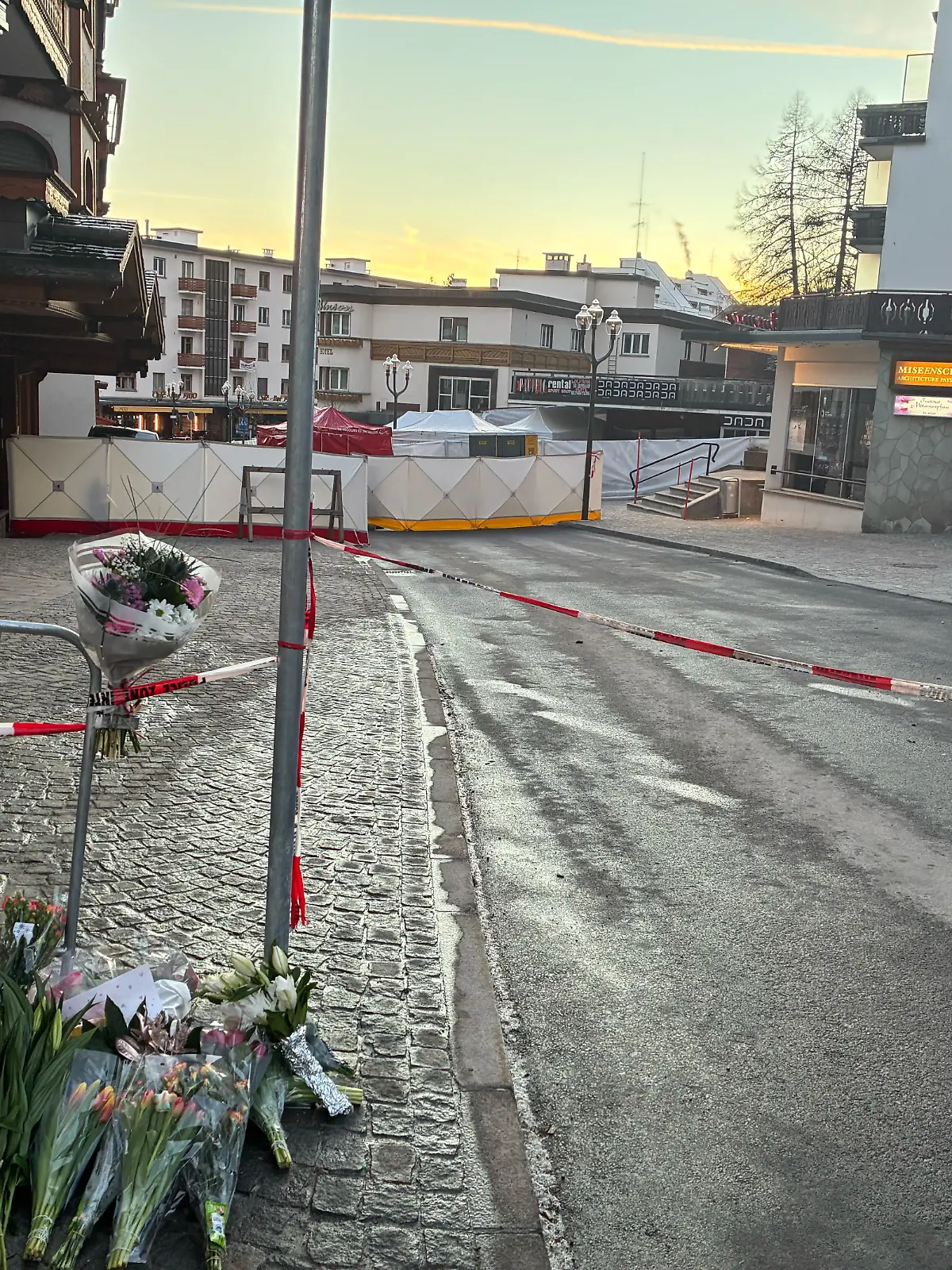 Blumen an der Unglücksstelle in Crans-Montana