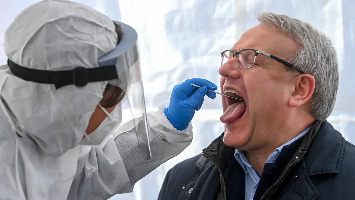 23.02.2021, Sachsen-Anhalt, Naumburg: Götz Ulrich (CDU), Landrat des Burgenlandkreises, lässt sich in einem Zelt auf dem Markt mit einem Schnelltest auf Corona testen. Vom 23. bis 28.02.2021 können sich hier alle Einwohnerinnen und Einwohner des Burgenlandkreises kostenfrei testen lassen. Die Schnelltest werden vor Ort ausgewertet, bei einem positiven Ergebnis schließt sich umgehend ein Laborstest an, der auch auf Virus-Mutationen untersucht wird. Foto: Hendrik Schmidt/dpa-Zentralbild/dpa +++ dpa-Bildfunk +++