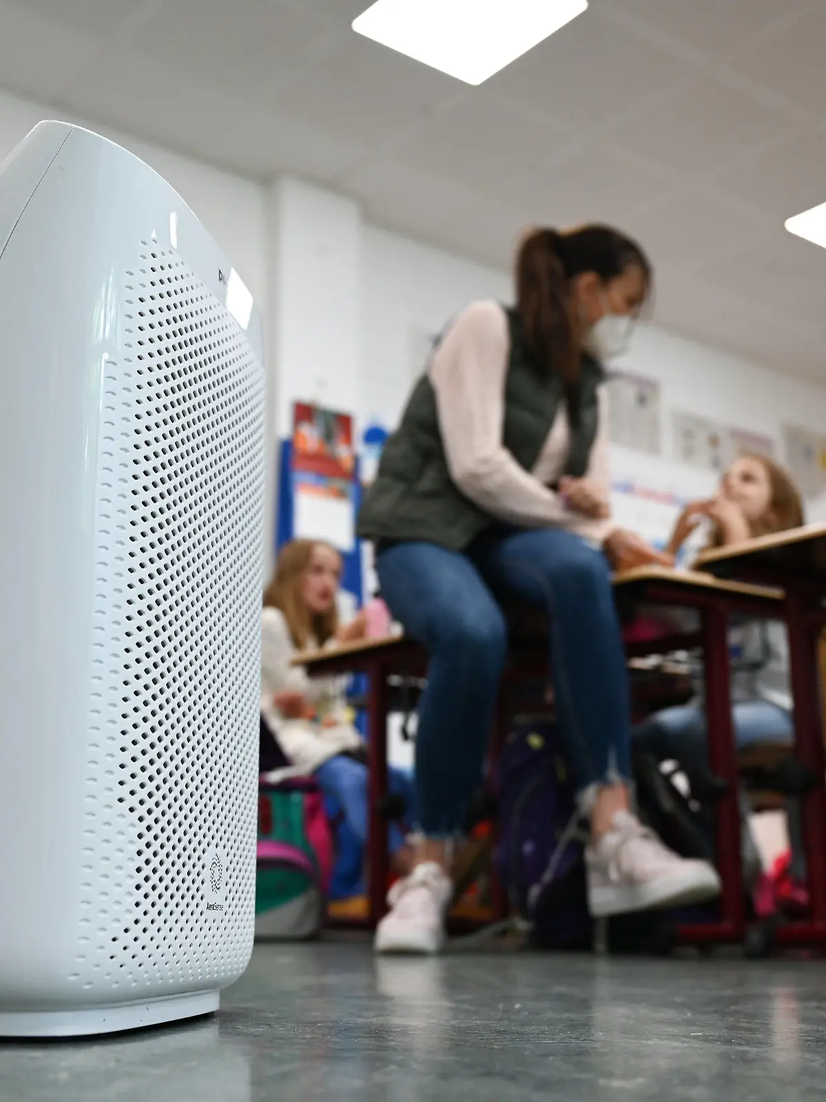 15.07.2021, Hessen, Wiesbaden: Ein Luftfilter steht in der Robert-Schumann-Grundschule im Klassenzimmer der 4b. Für Hunderttausende Schüler beginnen die sechswöchigen Sommerferien. Nach den Sommerferien soll der Schulbetrieb in Hessen landesweit und in allen Schulformen im Präsenzunterricht starten - allerdings unter zunächst verschärften Corona-Regeln. Foto: Arne Dedert/dpa +++ dpa-Bildfunk +++