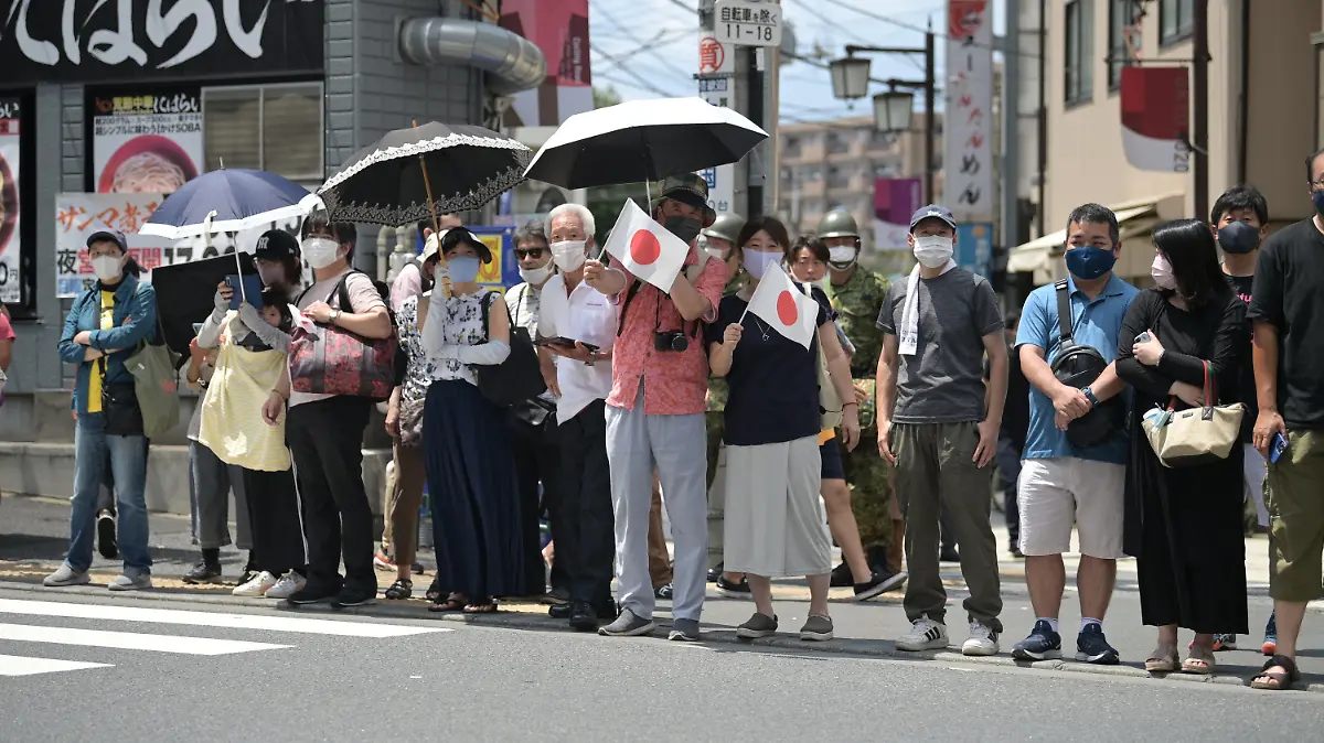 24.07.2021, Japan, Tokio: Radsport: Olympia, Tokio - Oyama (234,00 km), Männer, Straßenrennen. Zuschauer warten auf die Fahrer. Foto: Sebastian Gollnow/dpa +++ dpa-Bildfunk +++