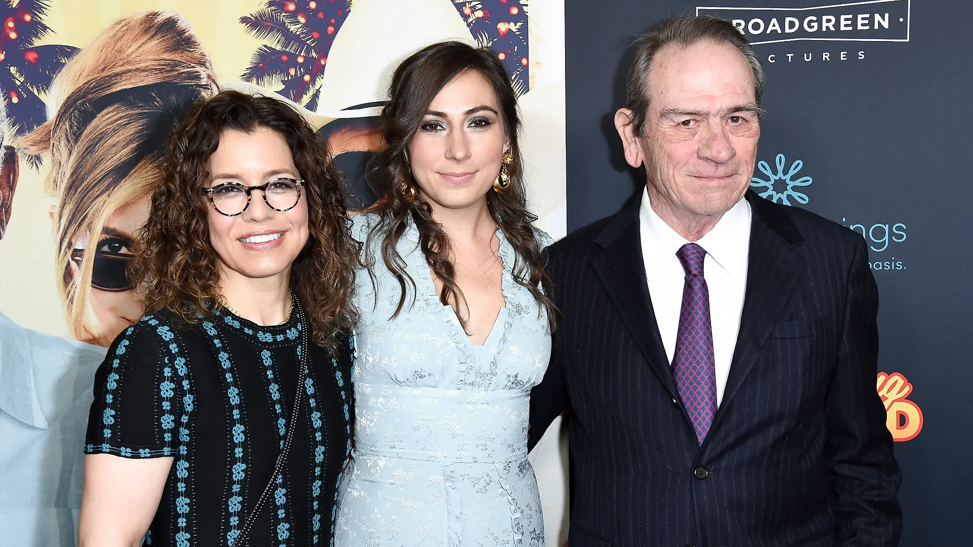 Victoria Jones (Mitte) mit ihrem Vater Tommy Lee Jones bei einer Filmpremiere in Los Angeles