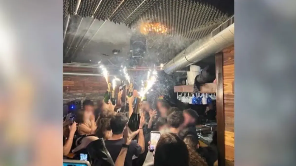 Hier beginnt das Inferno von Crans-Montana: Wunderkerzen an Champagner-Flaschen setzten das Dämm-Material an der Decke der Bar „Le Constellation” am frühen Neujahrsmorgen in Brand.