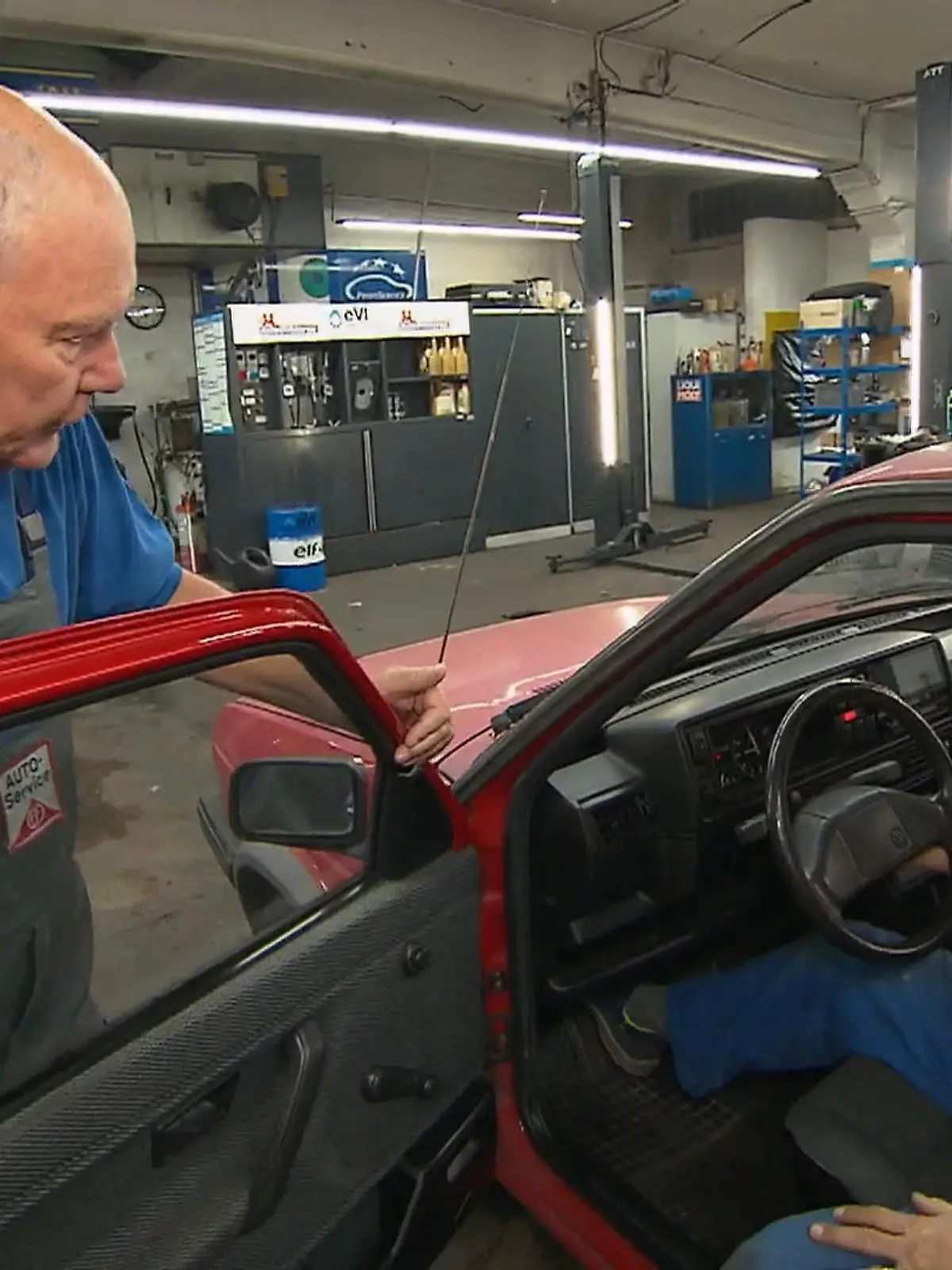 Bild zu: "auto mobil geht auf Fehlersuche"