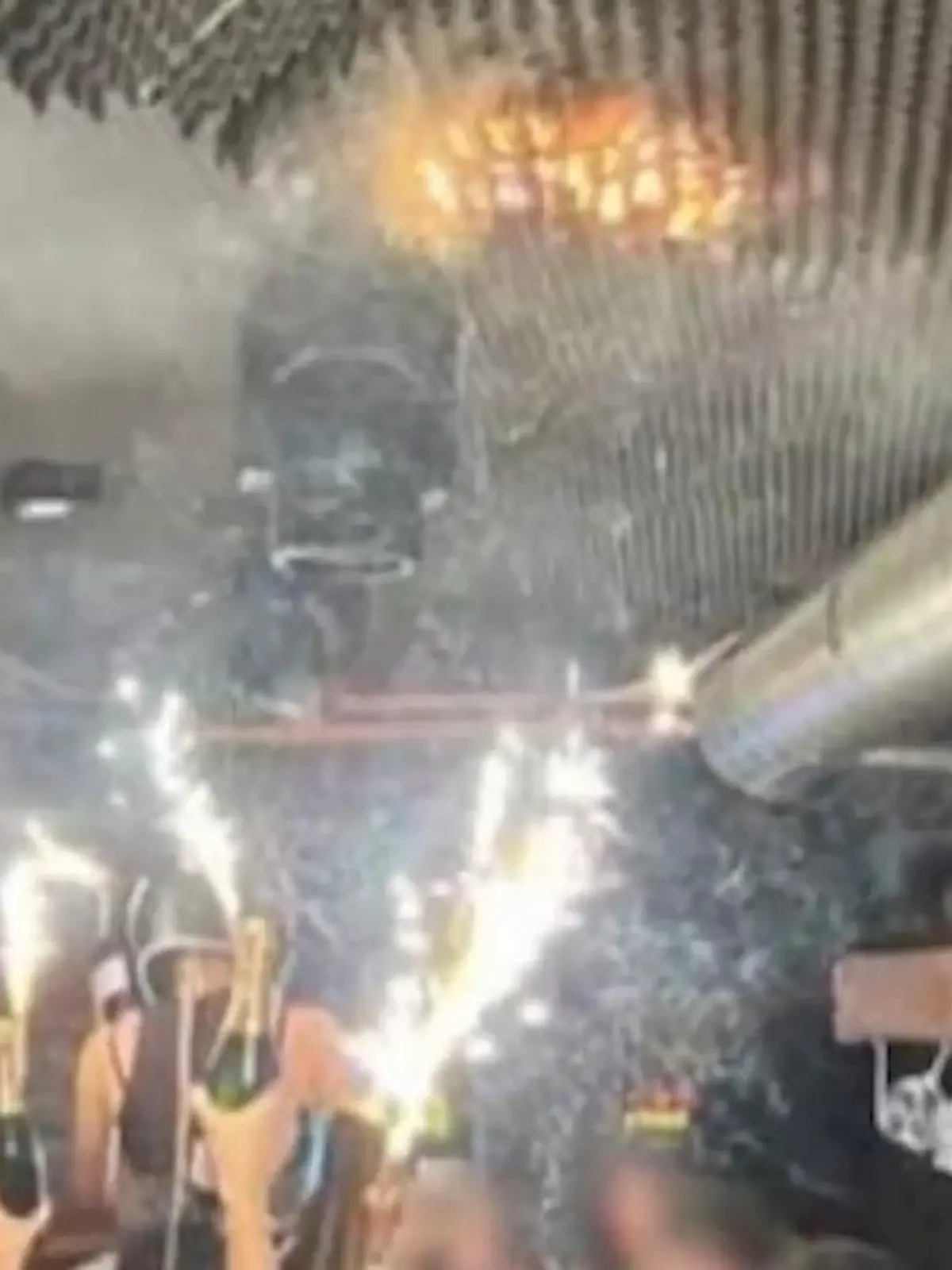 Bild zu: "Nach tödlichem Unglück in Crans-Montana: Zeigen diese Bilder den Beginn des Brandes?"