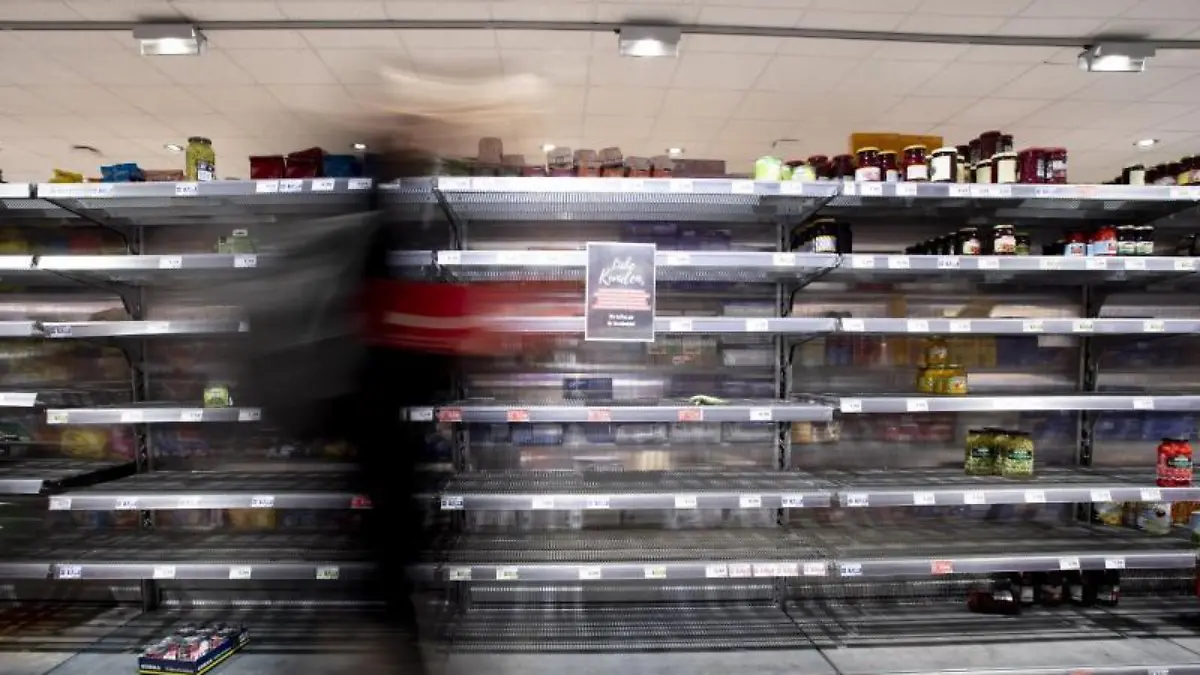 Leere Regale im Supermarkt