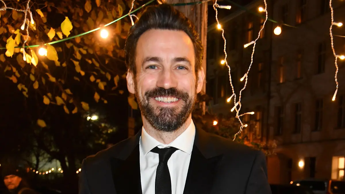 Mit-Sixpack-ins-Dschungelcamp-2026-Moderator-Jan-K-ppen-hat-zehn-Kilo-abgenommen