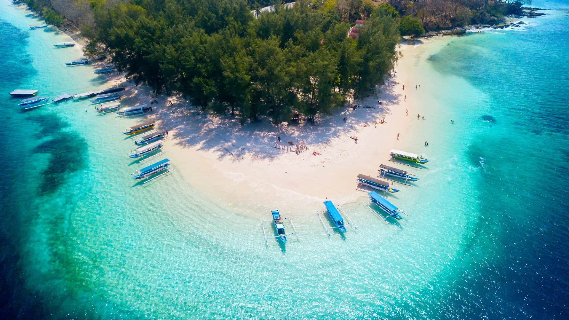 Traditionelle Boote am Strand von Gili Rengit, Lombok, Indonesien