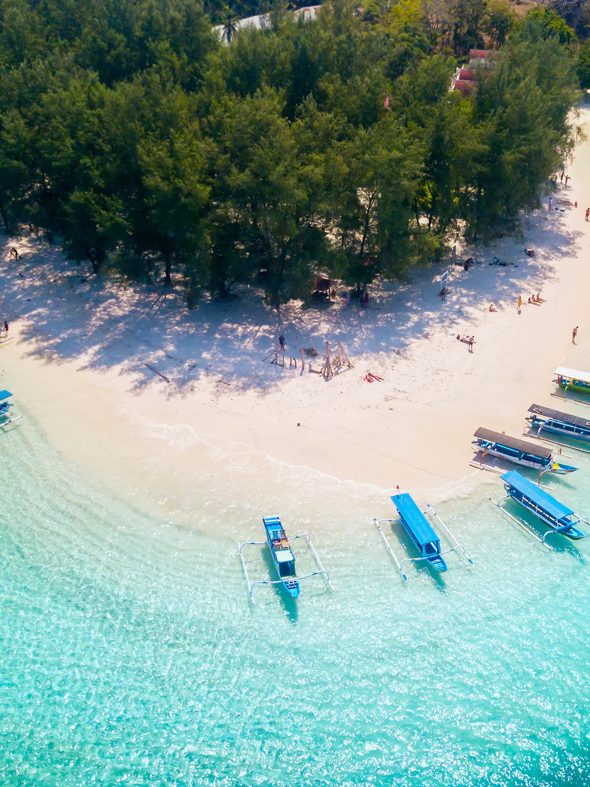 Traditionelle Boote am Strand von Gili Rengit, Lombok, Indonesien