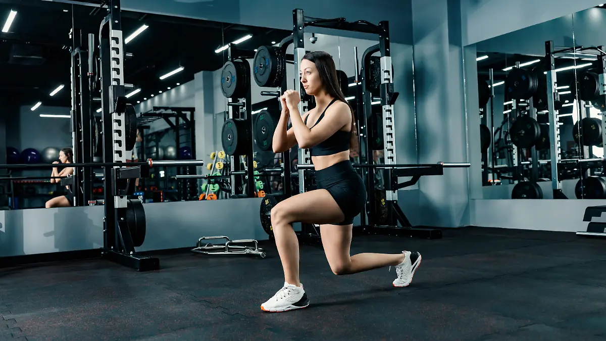 p678 vb fr+ Sportlerin macht Fitnessübungen im Fitnessstudio