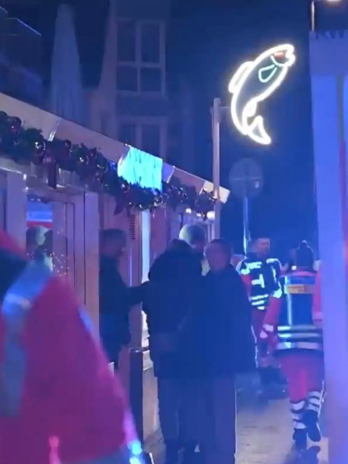 Bild zu: "Mehrere Gäste plötzlich krank! Großeinsatz in Fischrestaurant am Timmendorfer Strand"