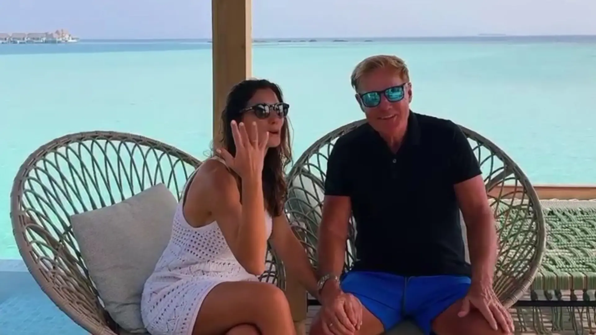 Carina zeigt uns stolz den Ring. Dieter Bohlen und seine langjährige Partnerin haben sich Silvester 2025 das Ja-Wort gegeben.