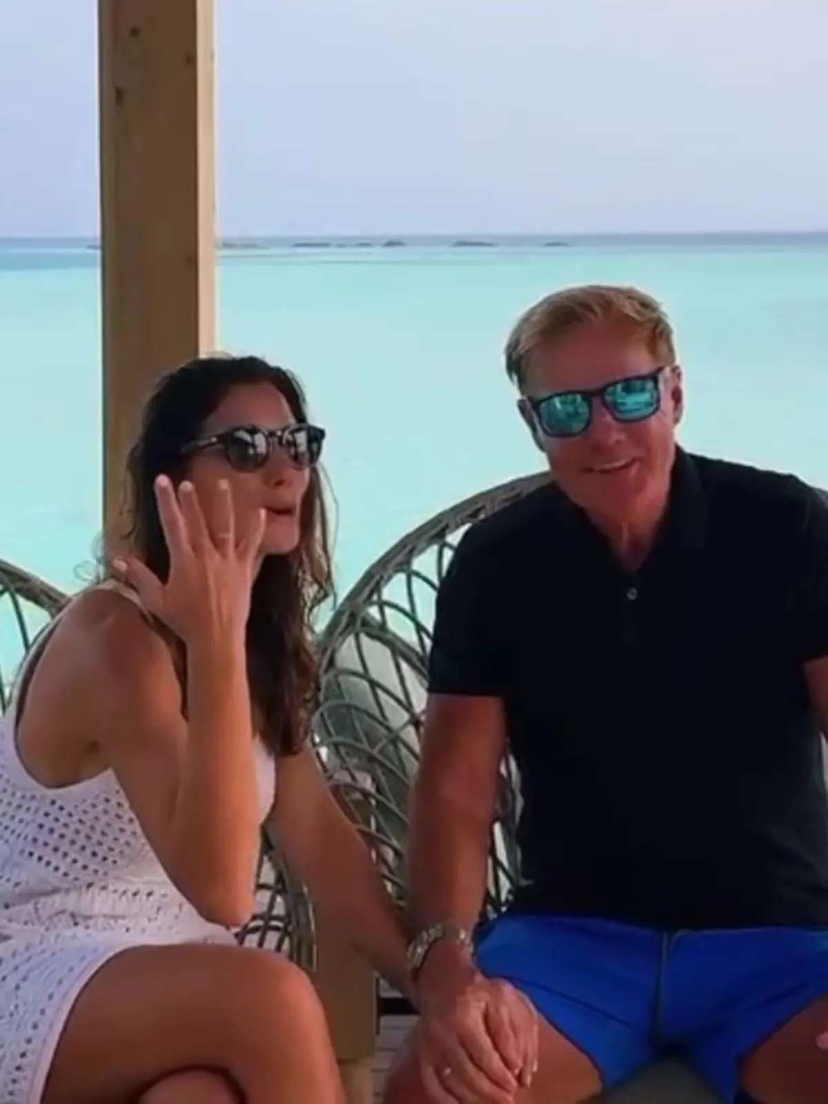 Carina zeigt uns stolz den Ring. Dieter Bohlen und seine langjährige Partnerin haben sich Silvester 2025 das Ja-Wort gegeben.