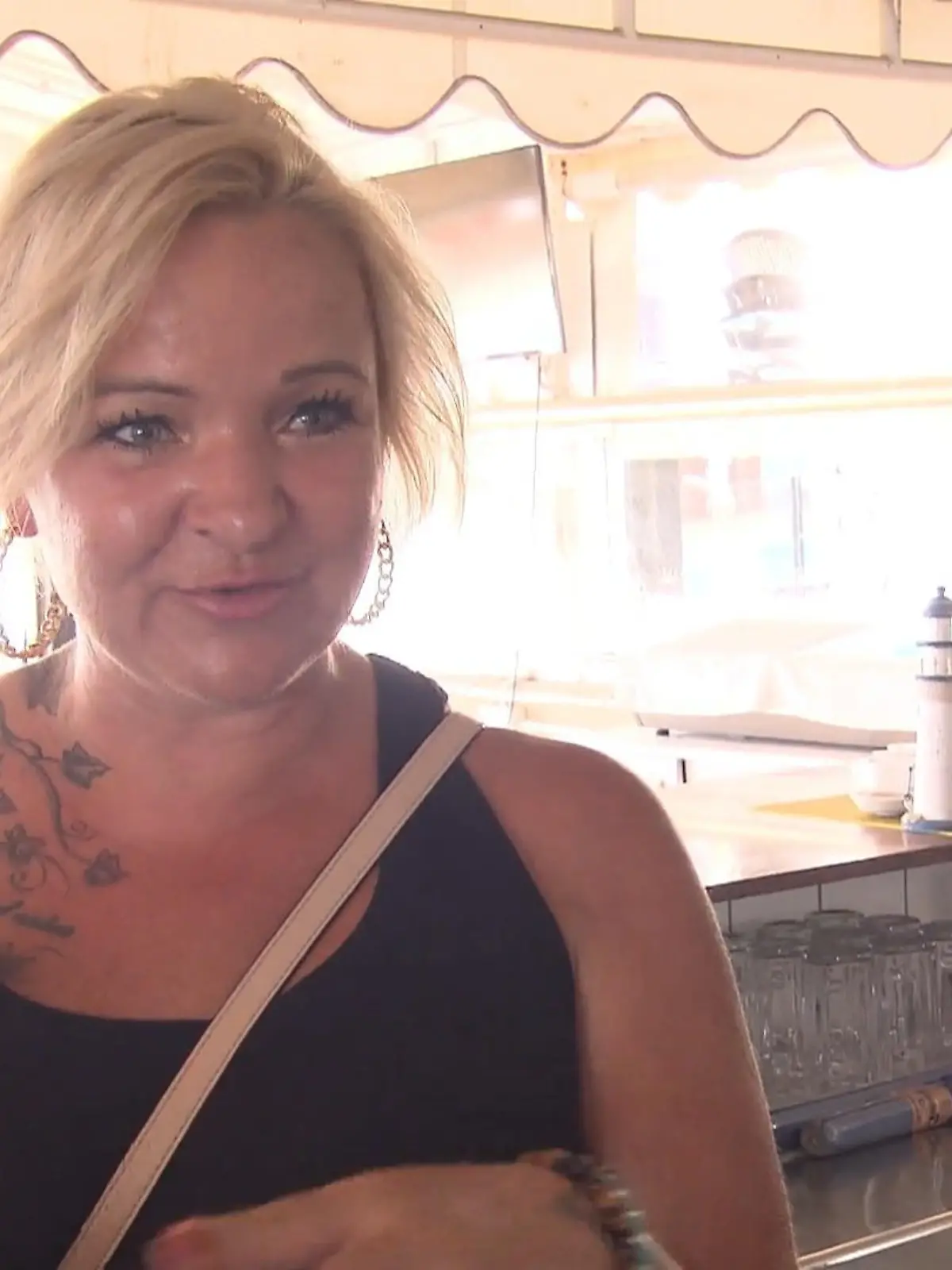 Bild zu: "Eröffnung der Poolbar unter Hochdruck"