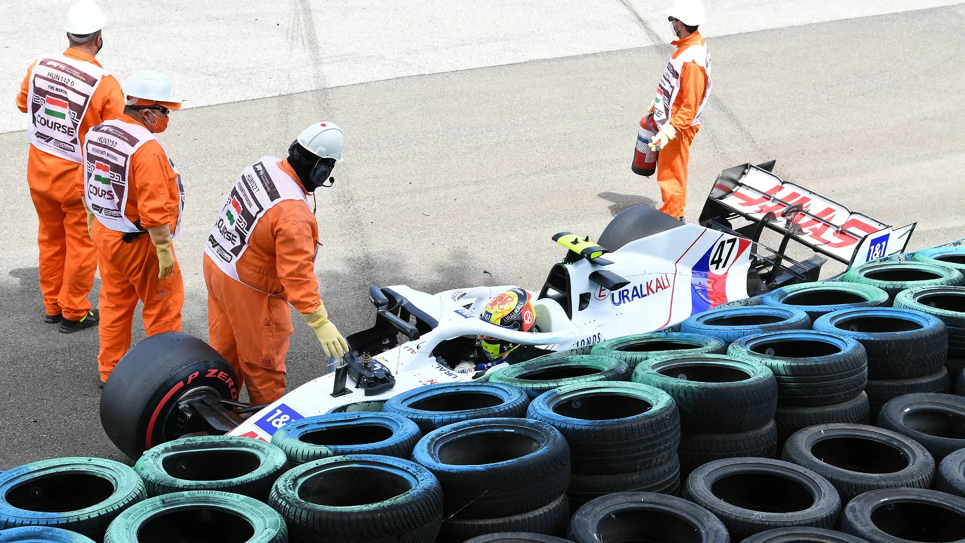 Formula 1 2021: Hungarian GP HUNGARORING, HUNGARY - JULY 31: Marshals assist Mick Schumacher, Haas VF-21, after a crash in FP3 during the Hungarian GP at Hungaroring on Saturday July 31, 2021 in Budapest, Hungary. Photo by Mark Sutton / Sutton Images Images PUBLICATIONxINxGERxSUIxAUTxHUNxONLY GP2111_104343MS2_2576