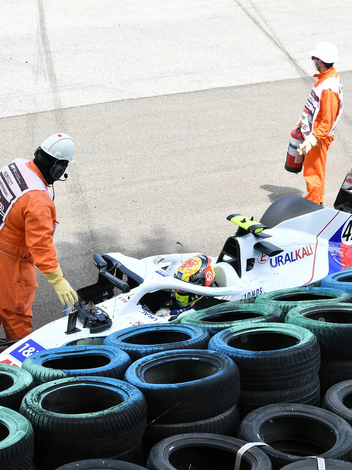  Formula 1 2021: Hungarian GP HUNGARORING, HUNGARY - JULY 31: Marshals assist Mick Schumacher, Haas VF-21, after a crash in FP3 during the Hungarian GP at Hungaroring on Saturday July 31, 2021 in Budapest, Hungary. Photo by Mark Sutton / Sutton Images Images PUBLICATIONxINxGERxSUIxAUTxHUNxONLY GP2111_104343MS2_2576
