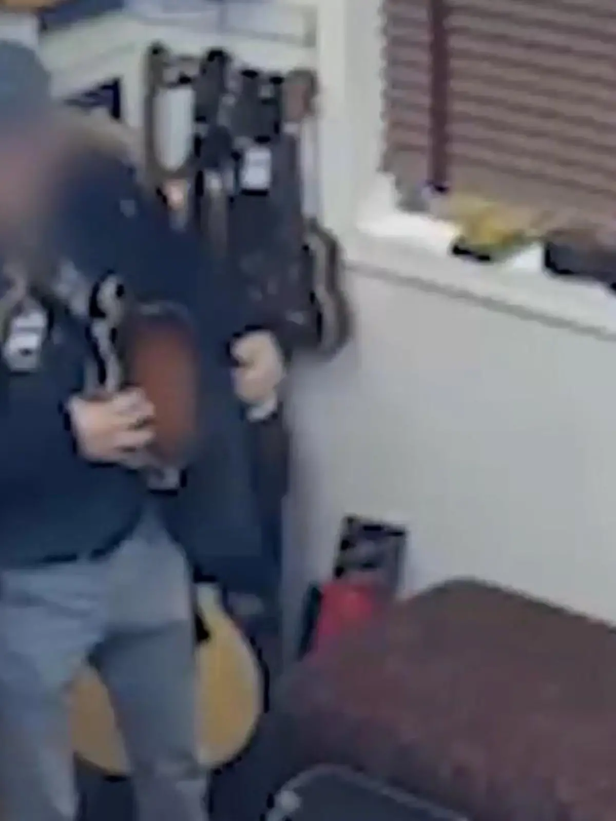 Bild zu: "Betrunkener Dieb geht viral – und entschuldigt sich mit dieser süßen Geste!"