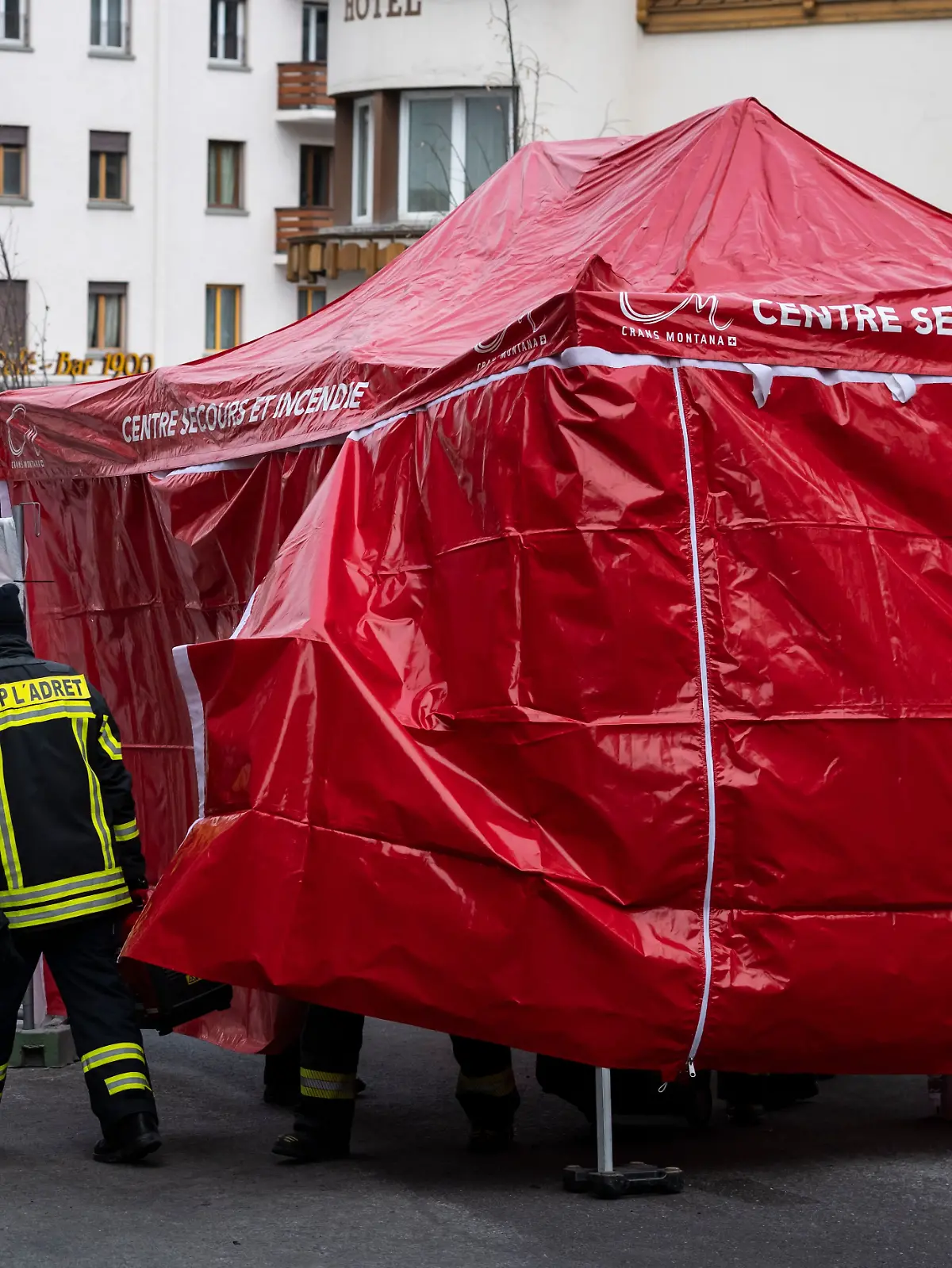 Nach Behördenangaben sind bei dem Feuer 40 Menschen ums Leben gekommen. 119 wurden verletzt. Darunter 71 Schweizer, 14 Franzosen, 11 Italiener und 4 Serben. Die meisten Schwerletzten sind zwischen 16 und 26 Jahren alt.