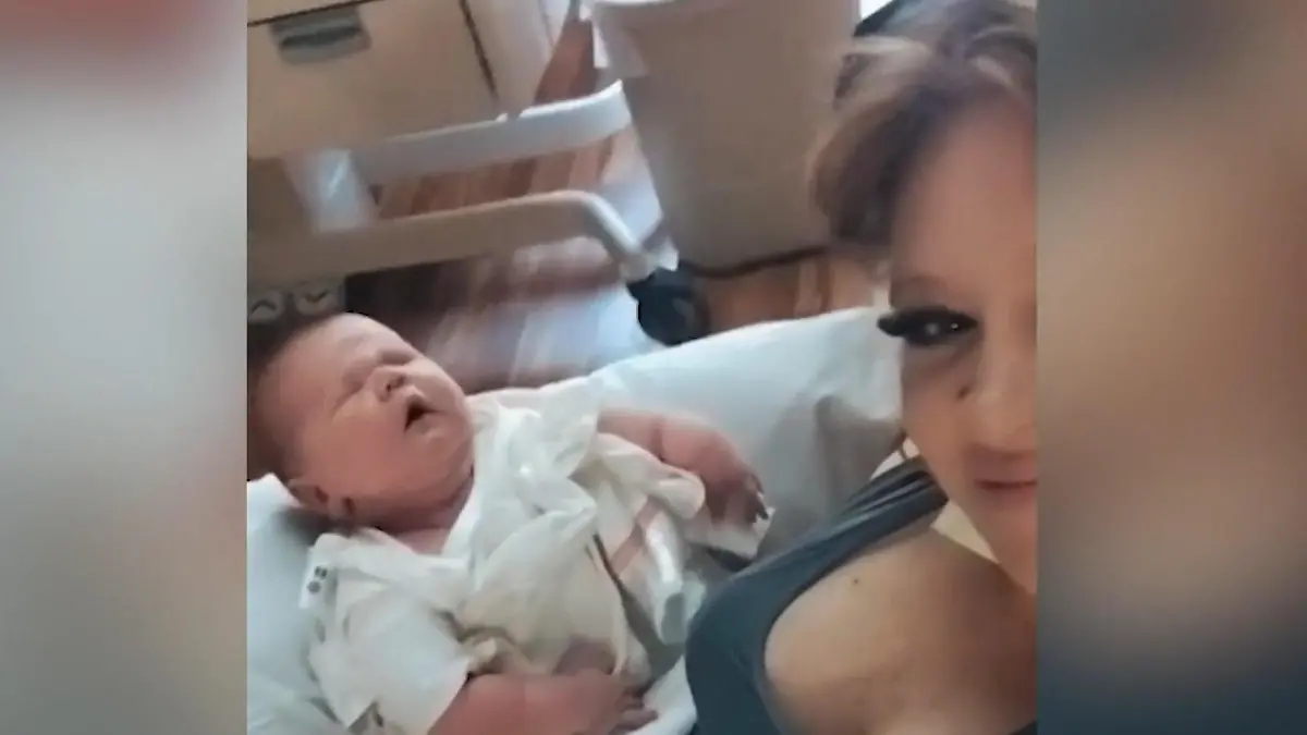 Frau bringt Sechs-Kilo-Baby zur Welt! „Als würde man eine Bowlingkugel halten” Jetzt schon ein ganz Großer