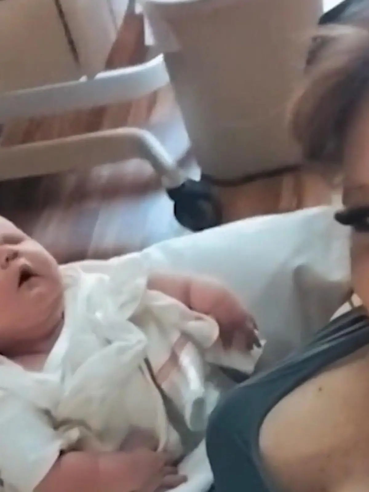 Bild zu: "Frau bringt Sechs-Kilo-Baby zur Welt! „Als würde man eine Bowlingkugel halten”"