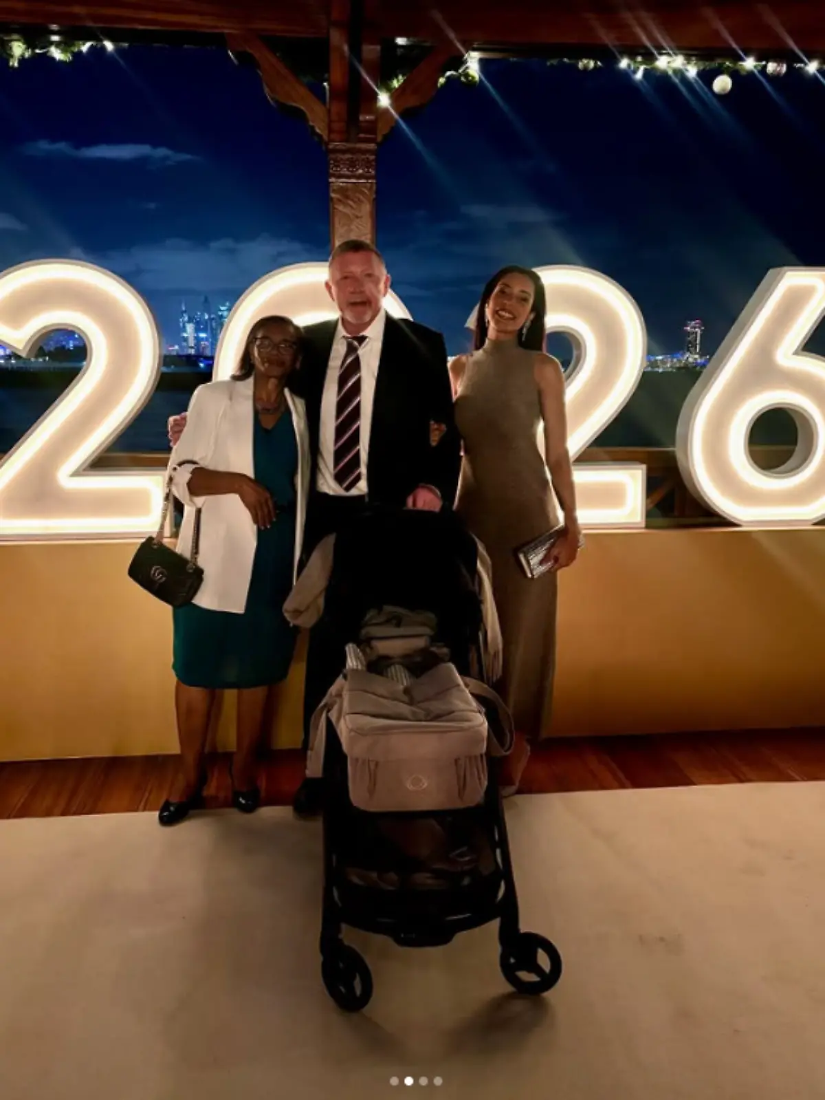 Bild zu: "Tanzend mit dem Kinderwagen! Boris Becker sendet Neujahrsgrüße"