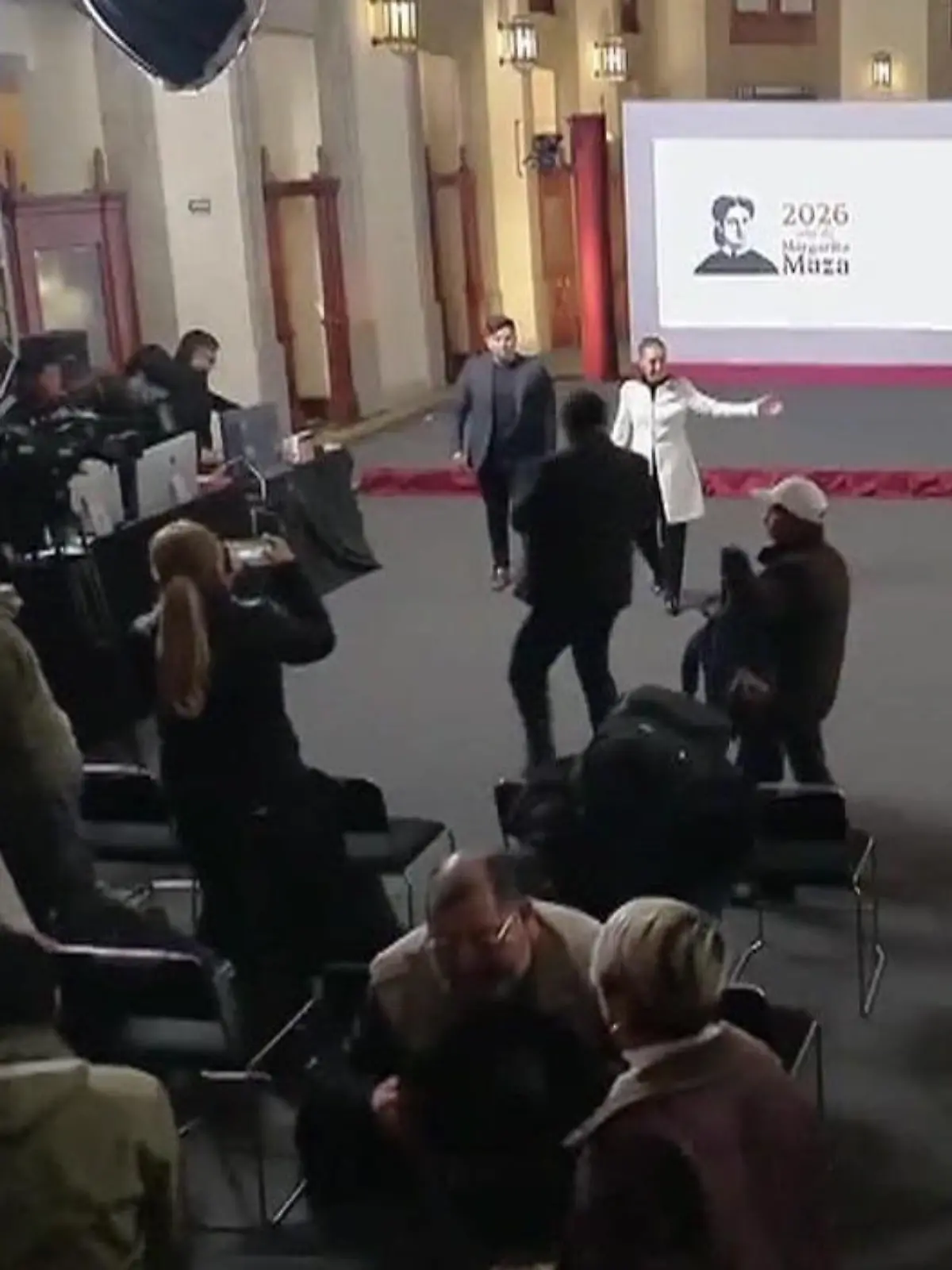 Bild zu: "Erdbeben-Alarm! Präsidentin muss aus Pressekonferenz flüchten"