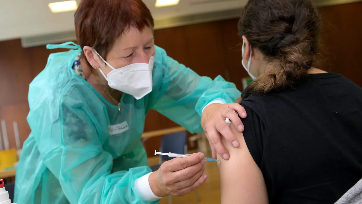 DEU , DEUTSCHLAND : Waehrend der Corona-Krise / Corona-Pandemie werden Buerger im Rathaus von Bonn-Beuel geimpft / Corona-Impfung , 17.07.2021 DEU , GERMANY : During the Corona crisis / Pandemic citizens of Bonn are getting their vaccination in Beuel city hall , 17.07.2021 *** DEU , GERMANY During the Corona crisis Corona pandemic citizens of Bonn are getting their vaccination in Beuel city hall , 17 07 2021 DEU , GERMANY During the Corona crisis Pandemic citizens of Bonn are getting their vaccination in Beuel city hall , 17 07 2021