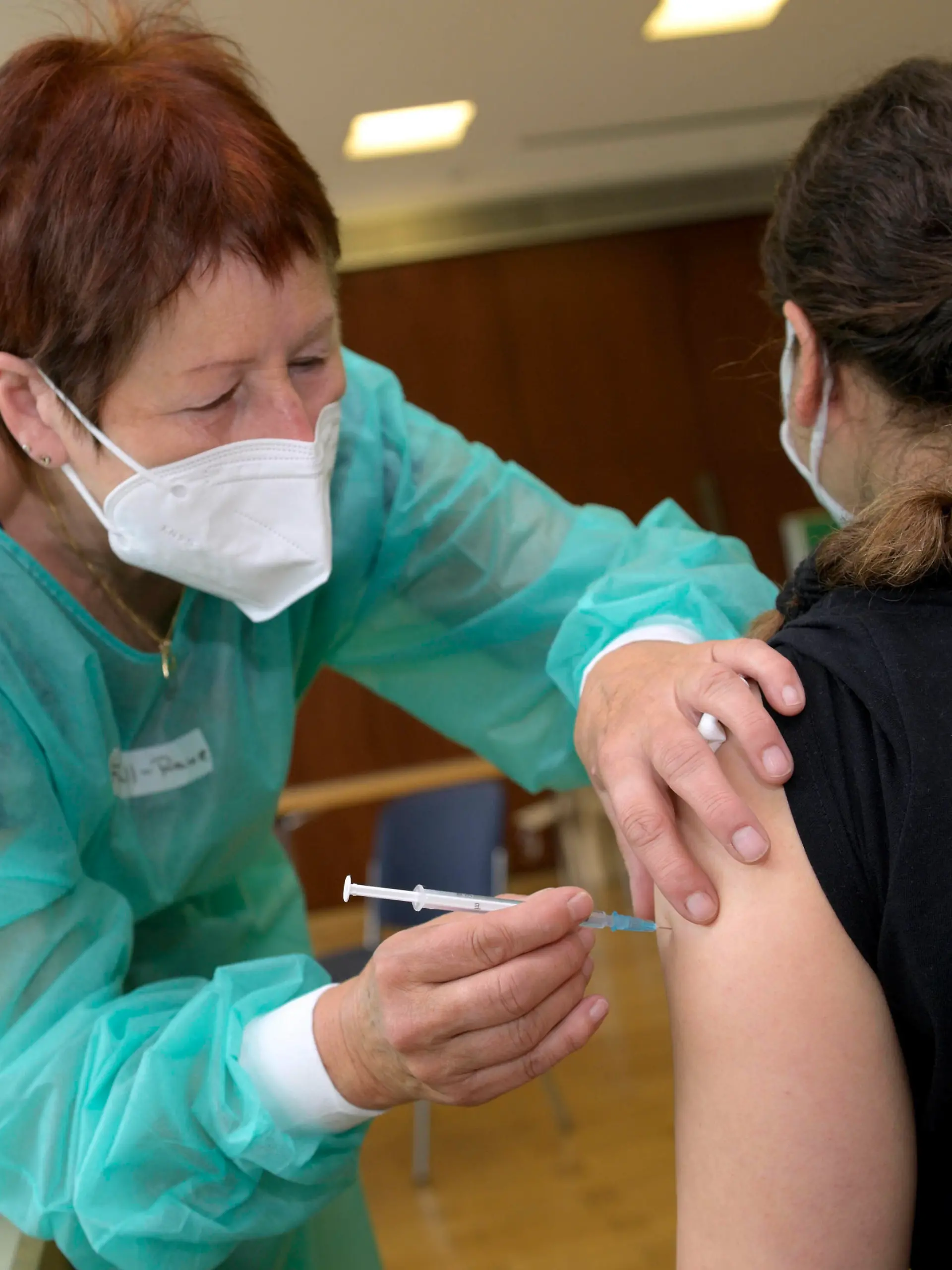  DEU , DEUTSCHLAND : Waehrend der Corona-Krise / Corona-Pandemie werden Buerger im Rathaus von Bonn-Beuel geimpft / Corona-Impfung , 17.07.2021 DEU , GERMANY : During the Corona crisis / Pandemic citizens of Bonn are getting their vaccination in Beuel city hall , 17.07.2021 *** DEU , GERMANY During the Corona crisis Corona pandemic citizens of Bonn are getting their vaccination in Beuel city hall , 17 07 2021 DEU , GERMANY During the Corona crisis Pandemic citizens of Bonn are getting their vaccination in Beuel city hall , 17 07 2021