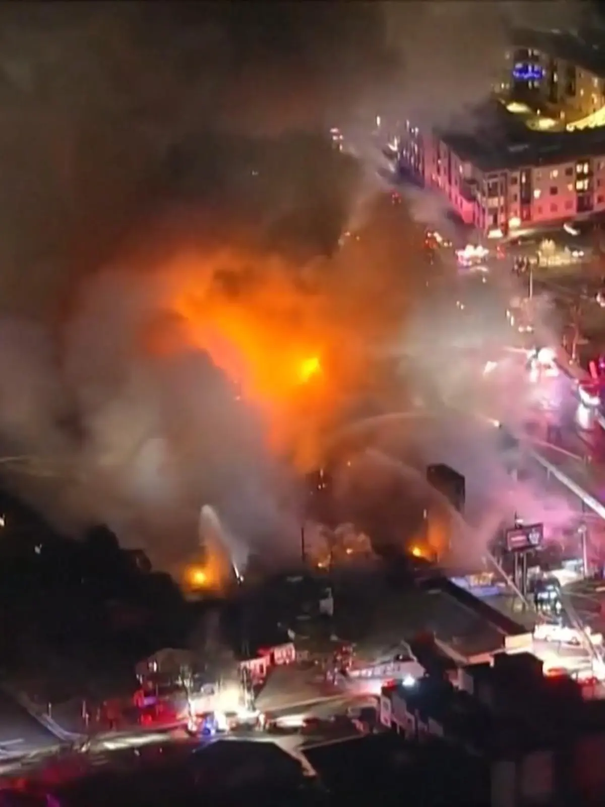 Bild zu: "Riesenfeuer in Denver! Löschkräfte kämpfen über Stunden gegen die Flammen"