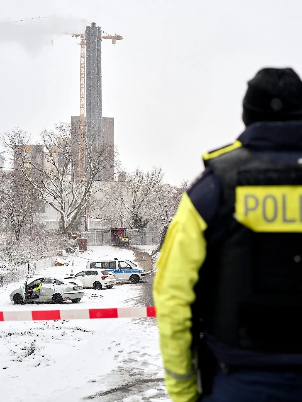 Bild zu: "Berliner Südwesten noch Tage ohne Strom - Polizei prüft Bekennerschreiben"