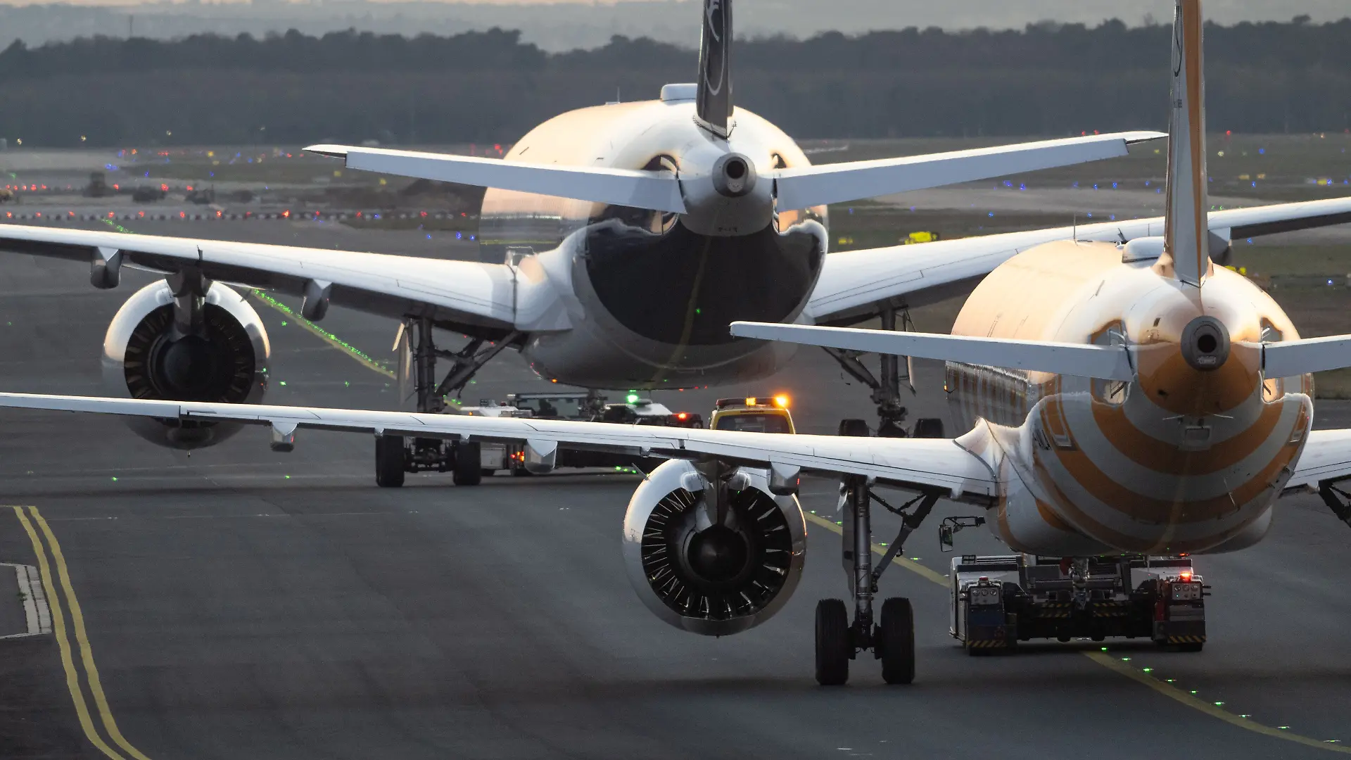 Flugzeuge im Abendlicht