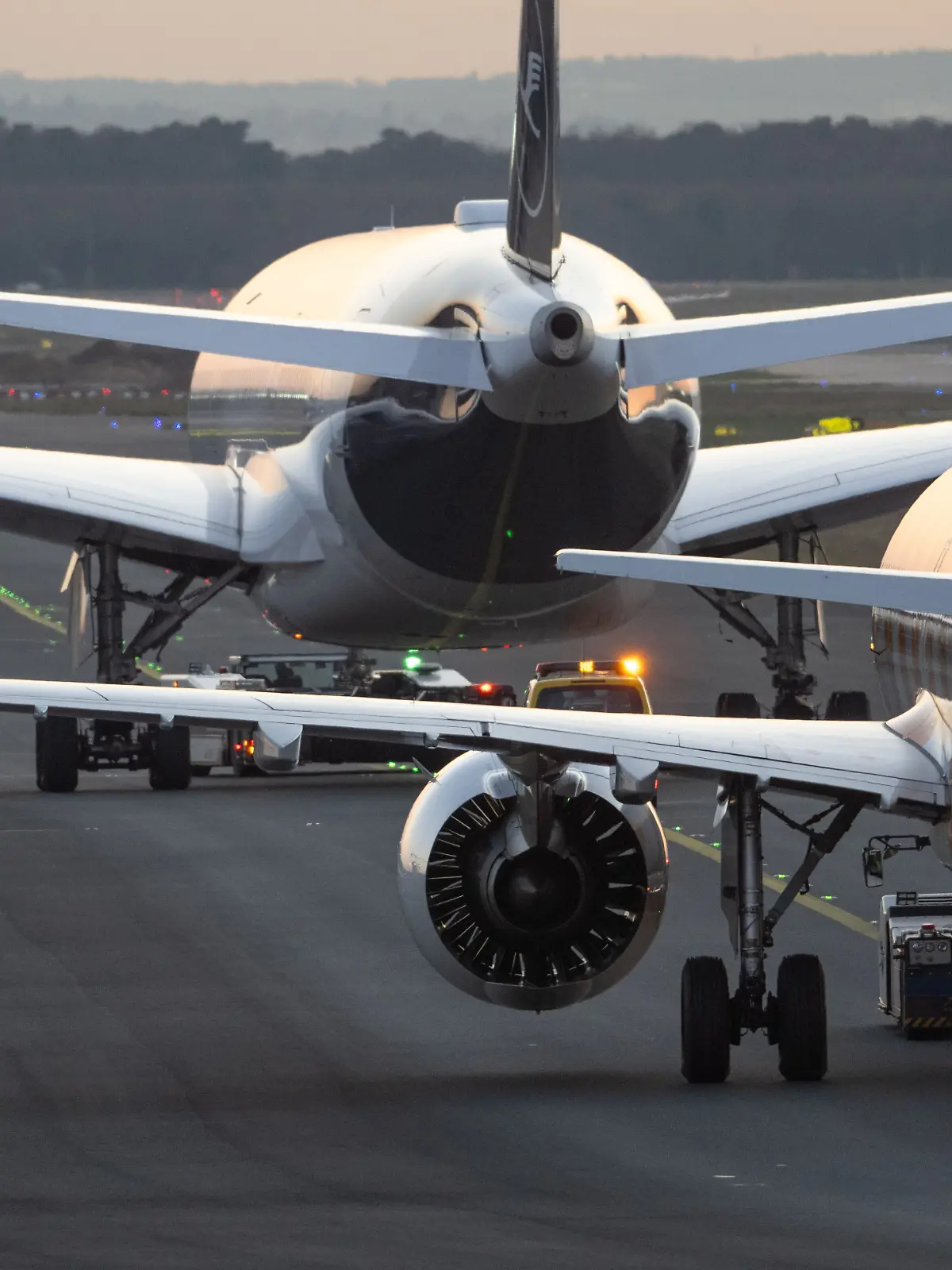 Flugzeuge im Abendlicht