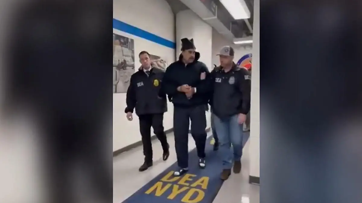 Venezuelas-Staatschef-Nicol-s-Maduro-kommt-in-Handschellen-in-den-USA-an