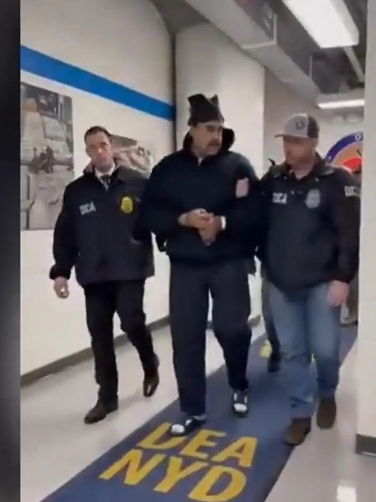 Bild zu: "In Handschellen! Venezuelas Staatschef Nicolás Maduro kommt in den USA an"