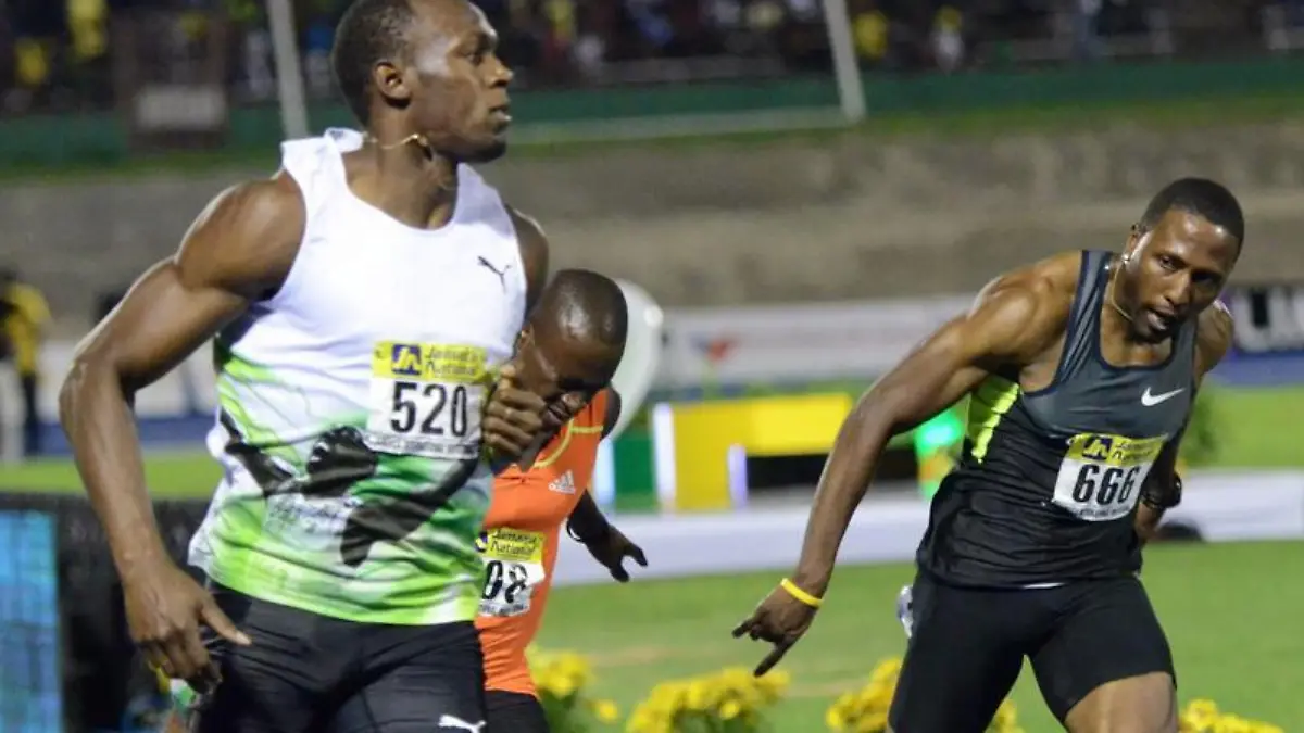 Usain Bolt (l) siegte in Kingston über die 100 Meter in 9,82 Sekunden. Foto: Rudolph Brown