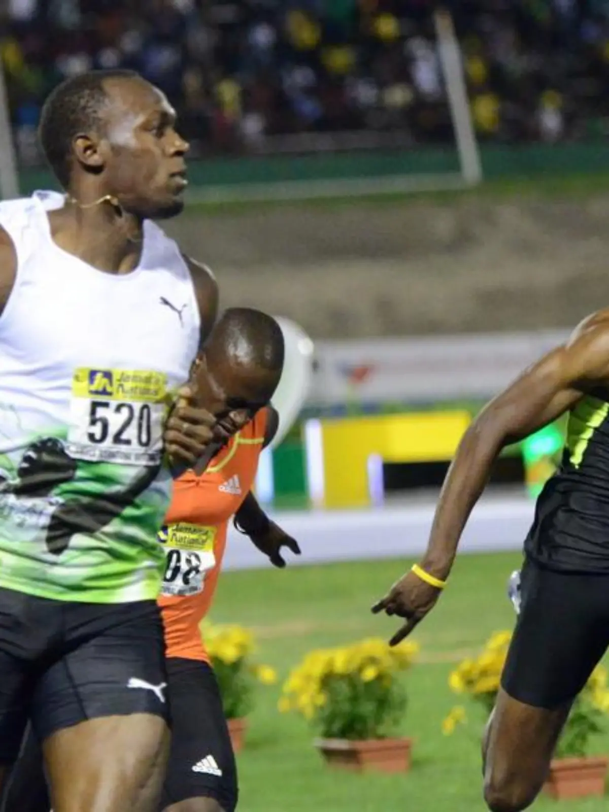 Usain Bolt (l) siegte in Kingston über die 100 Meter in 9,82 Sekunden. Foto: Rudolph Brown