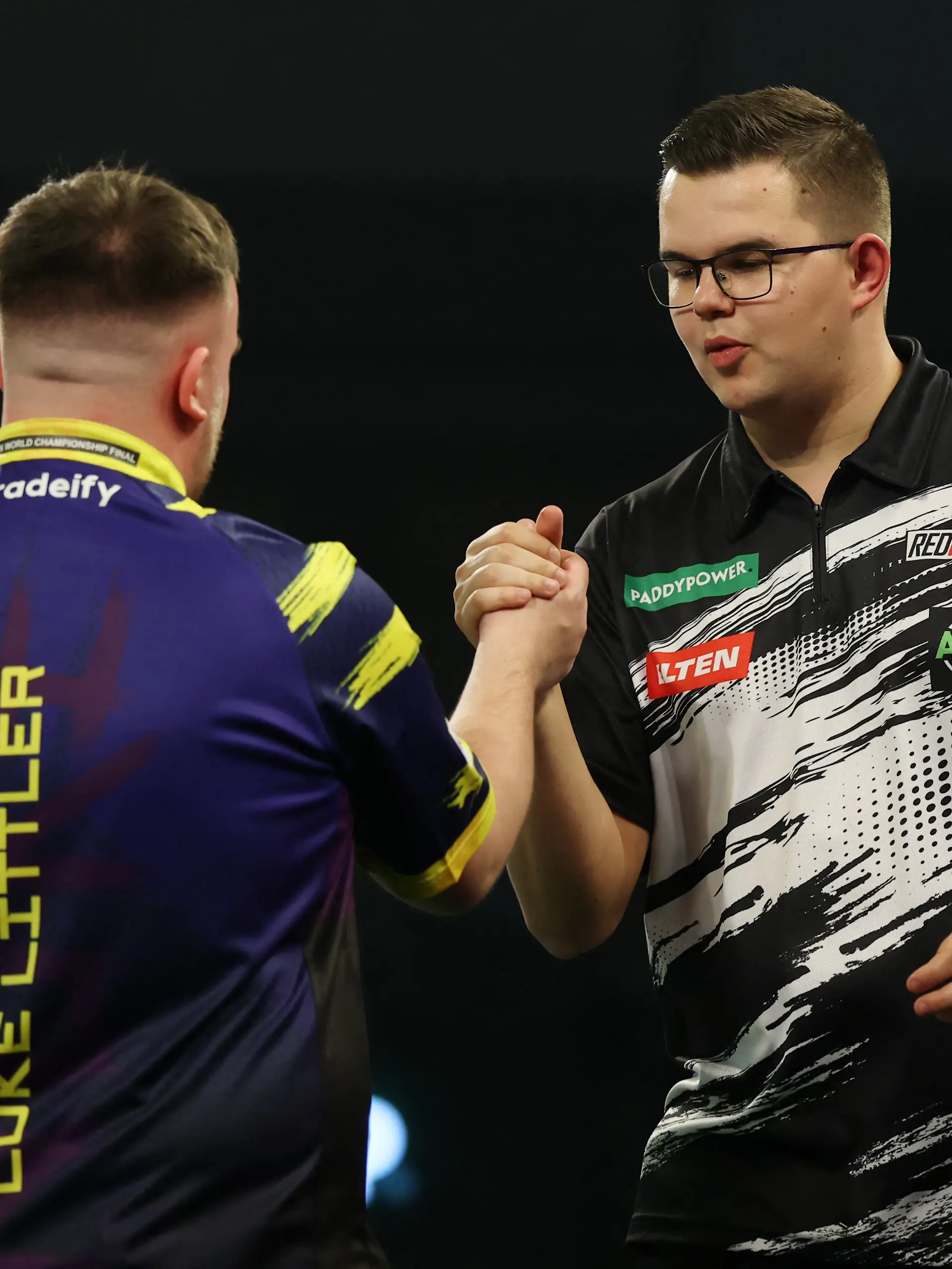 Gestern traf Gian van Veen im Finale der Darts-WM auf Luke Littler, heute tritt er bei der Promi-Darts-WM 2026 an