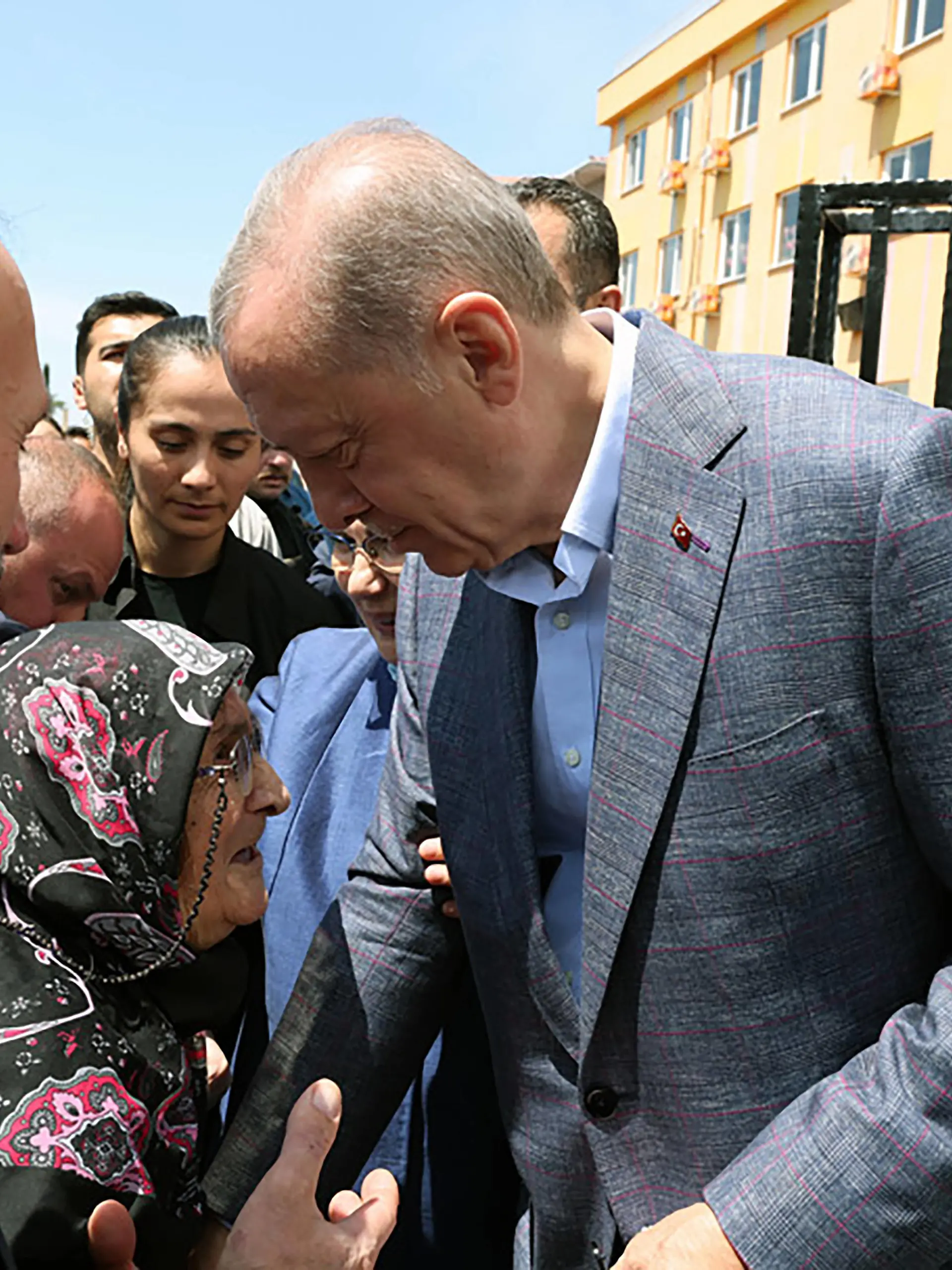 Turkish President Recep Tayyip Erdogan and his wife Emine Erdogan not see greet the crowd as they leave a polling station after voting in the presidential and parliamentary elections, in Istanbul, Turkey, on Sunday, May 14, 2023 in the Turkish city of Istanbul. Today, President Recep Tayyip Erdogan faces his biggest electoral test as the country heads to the polls in the country s general elections. Erdogan has been in power for more than two decades. PUBLICATIONxINxGERxSUIxAUTxHUNxONLY TRK2023051411 TurkishxPresidentxPressxOffice