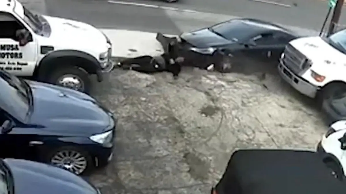 Streit eskaliert! Frau überfährt Freund – der hat unfassbares Glück Sie ist noch auf der Flucht